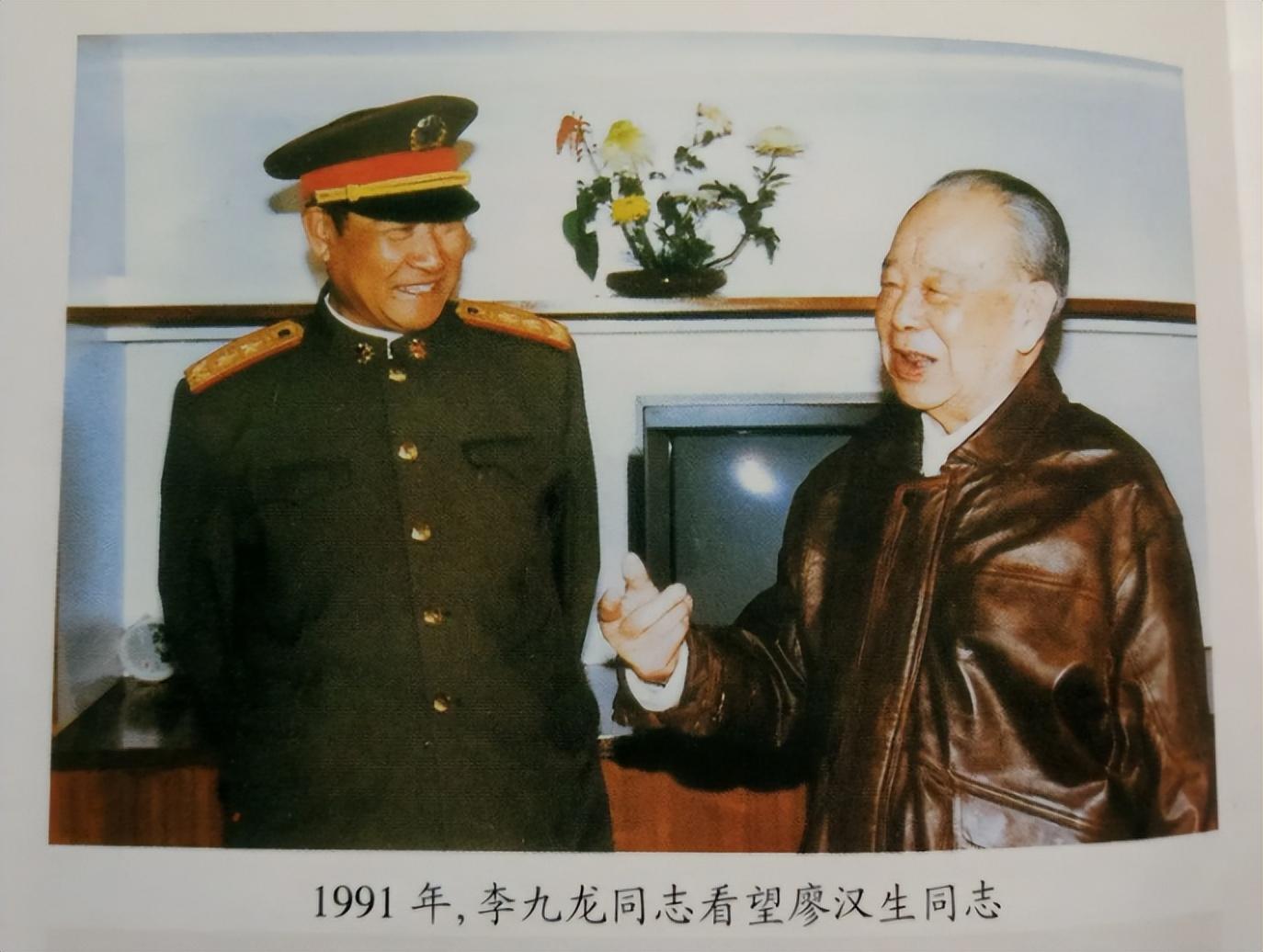 值得一提的是,当时54军中,军长韩怀智,160师师长张志信以及李九龙都把