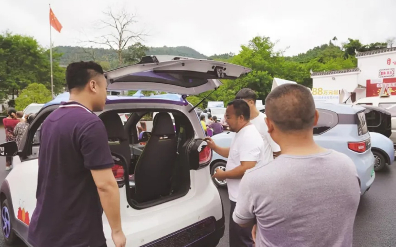 新能源汽车下乡活动,在市中心举办,农民:有几个农村人看?