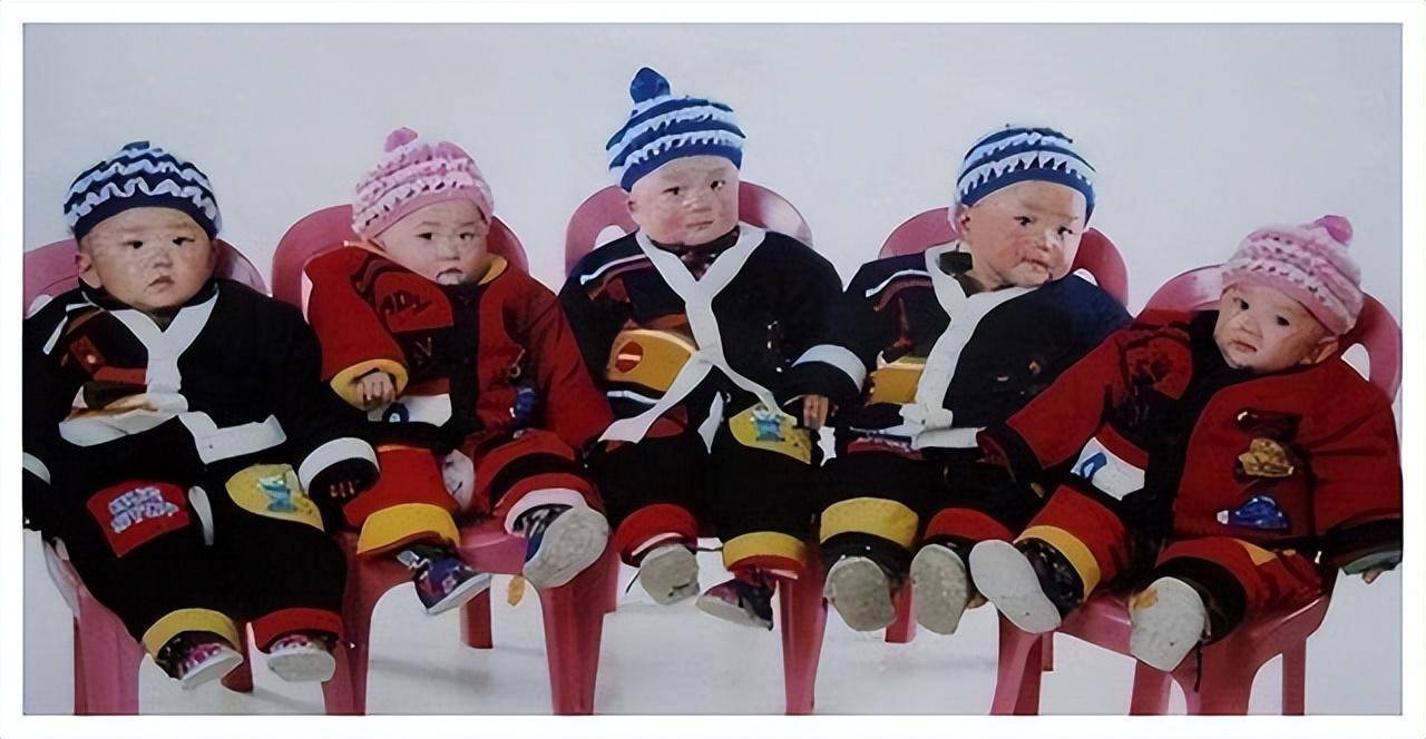 回顾:轰动一时的5胞胎:父亲劳累过世,孩子们已20岁在上大学