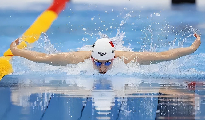 在游泳比赛的高压环境中,运动员们往往寻找各种方法来确保自己在心理