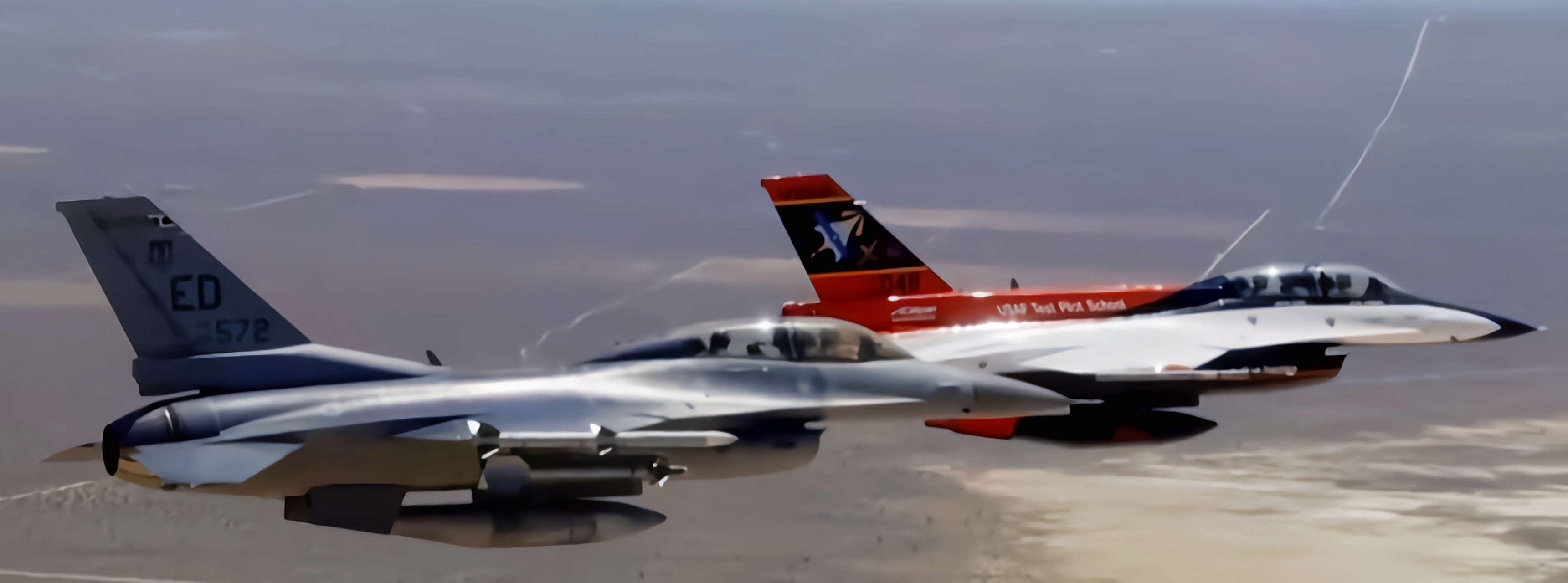 现实版"绝密飞行":美军ai战斗机模拟空战  天空中,两架f-16战斗机正在