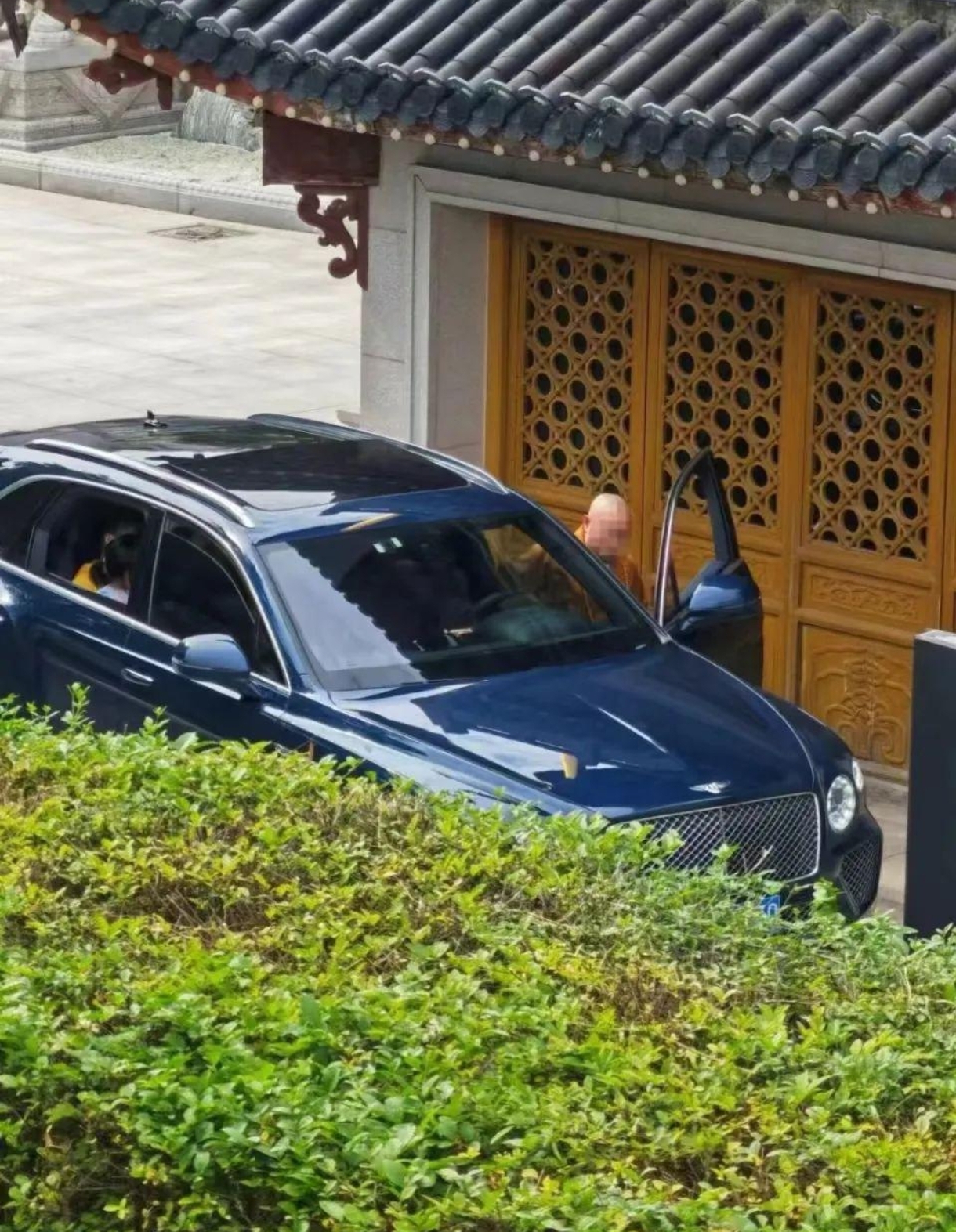 大师发布视频指责浙江海宁小普陀禅寺一和尚驾驶宾利豪车载女眷孩童