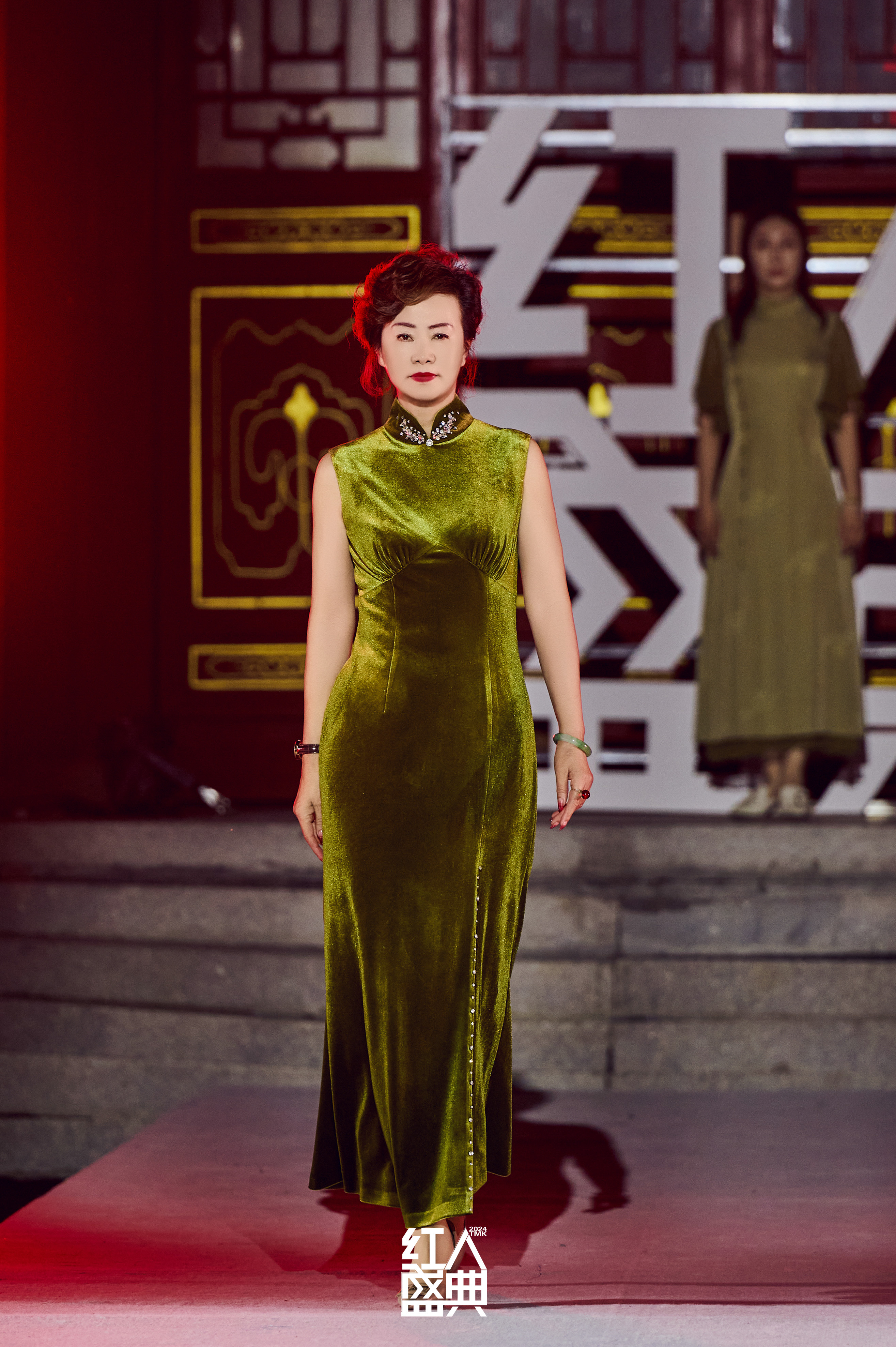 推苏派旗袍,展时尚风采,江苏旗袍会出席2024红人盛典(组图)