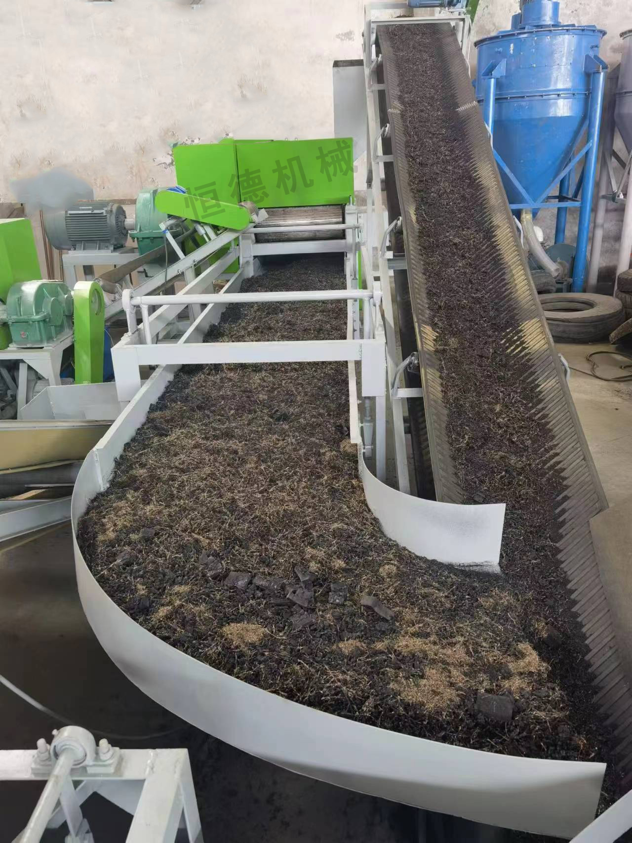 设备的工作原理简直让人惊叹,就像是一个大力士在瞬间将轮胎变得粉碎