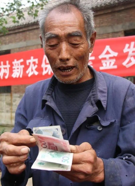 想象一下,一个公务员在退休后,每月能拿到15000元的退休金,过上舒适