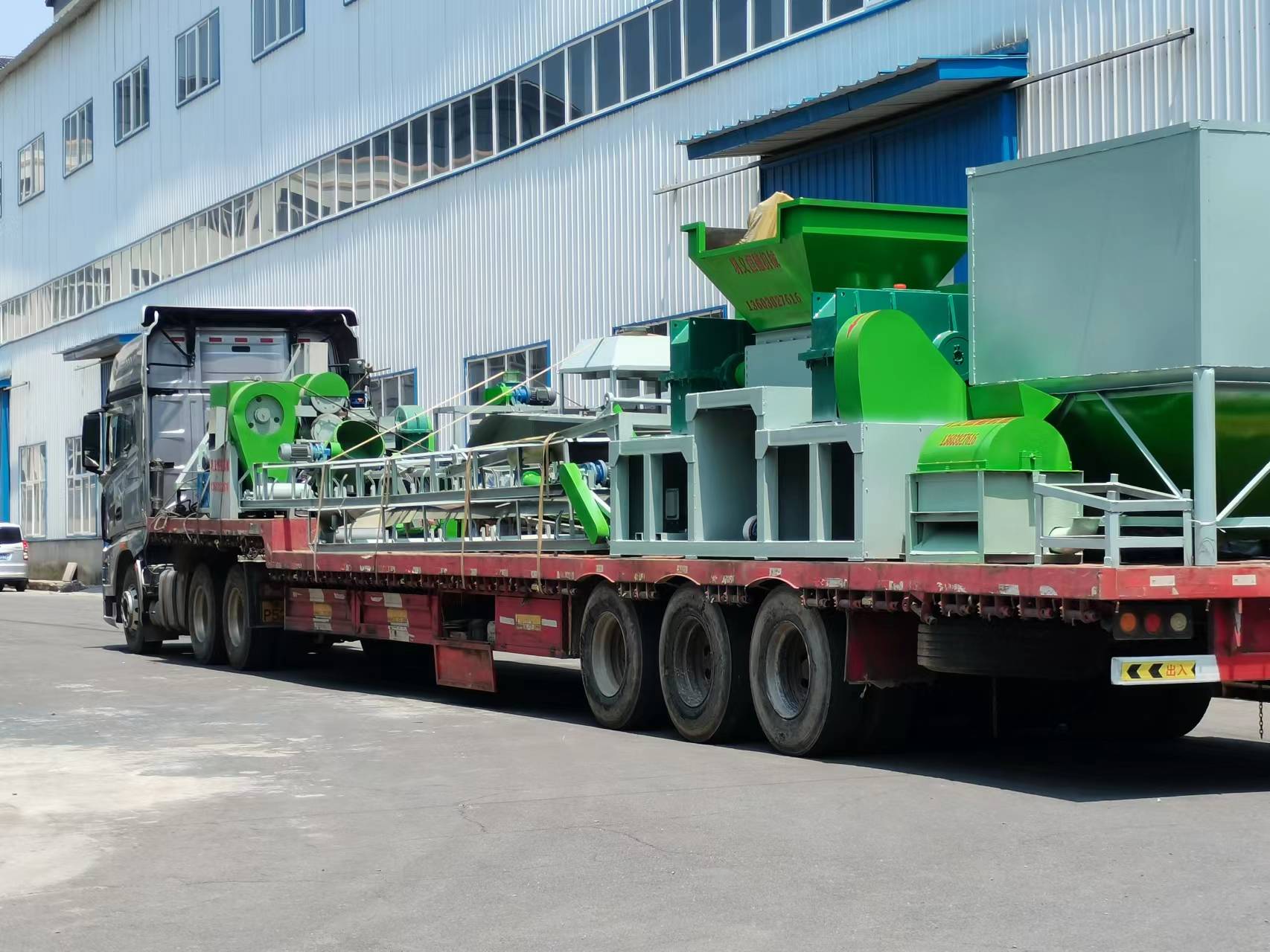 最近,发现了一个处理废旧轮胎的神器——轮胎橡胶磨粉机!