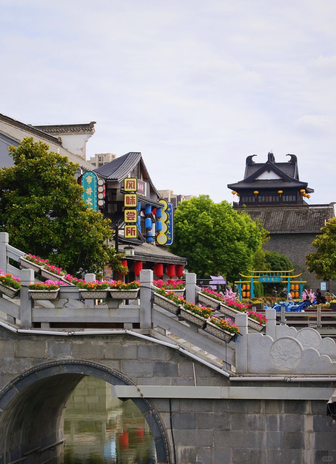 【盐镇水街】位于江苏省盐城市亭湖区,街区紧依古运盐河"串场河"景观