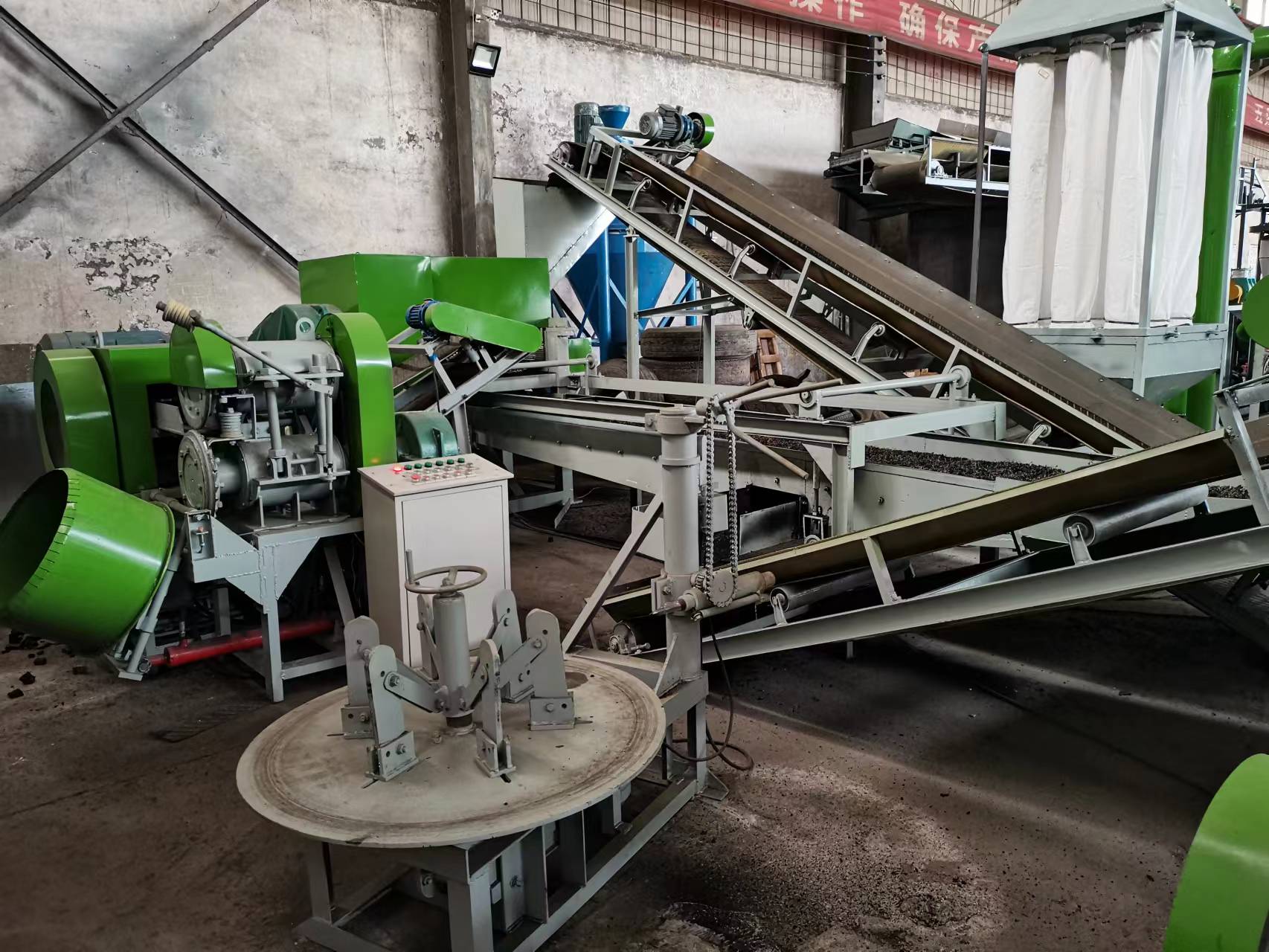 最近,发现了一个处理废旧轮胎的神器——轮胎橡胶磨粉机!