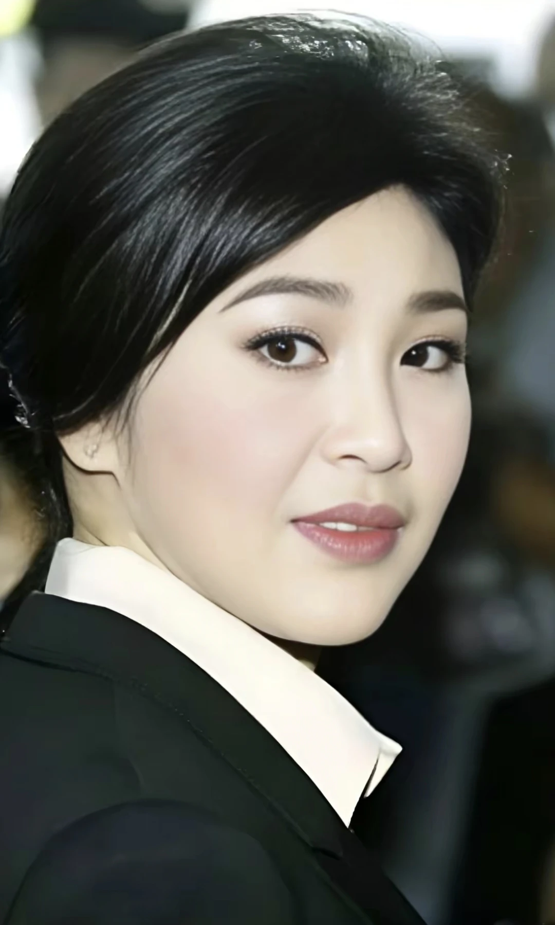 她的哥哥他信也泰国女总统年轻照片