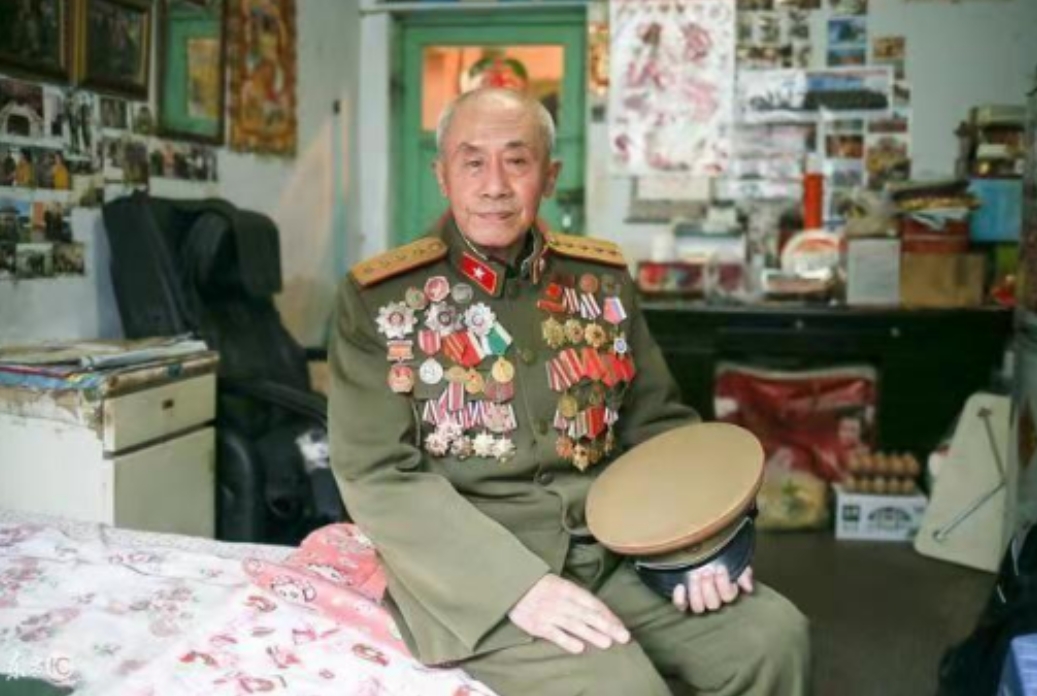 这位消失了多年的战地英雄就是张国福,可他为何要隐姓埋名40年?