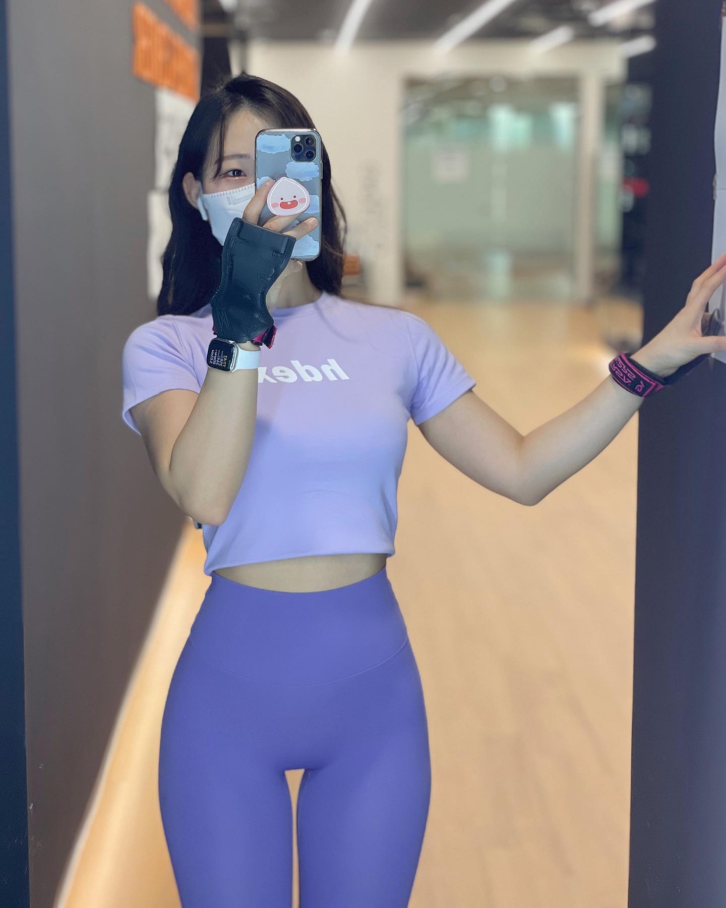 单侧哑铃农夫走训练是一种极具效果的运动它不仅能够锻炼身体各个