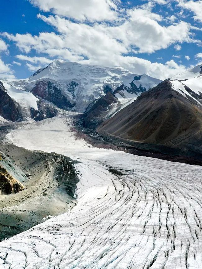 其主峰玛卿岗日峰海拔高达6282米,山势巍峨,气势磅礴,处于黄河大拐弯
