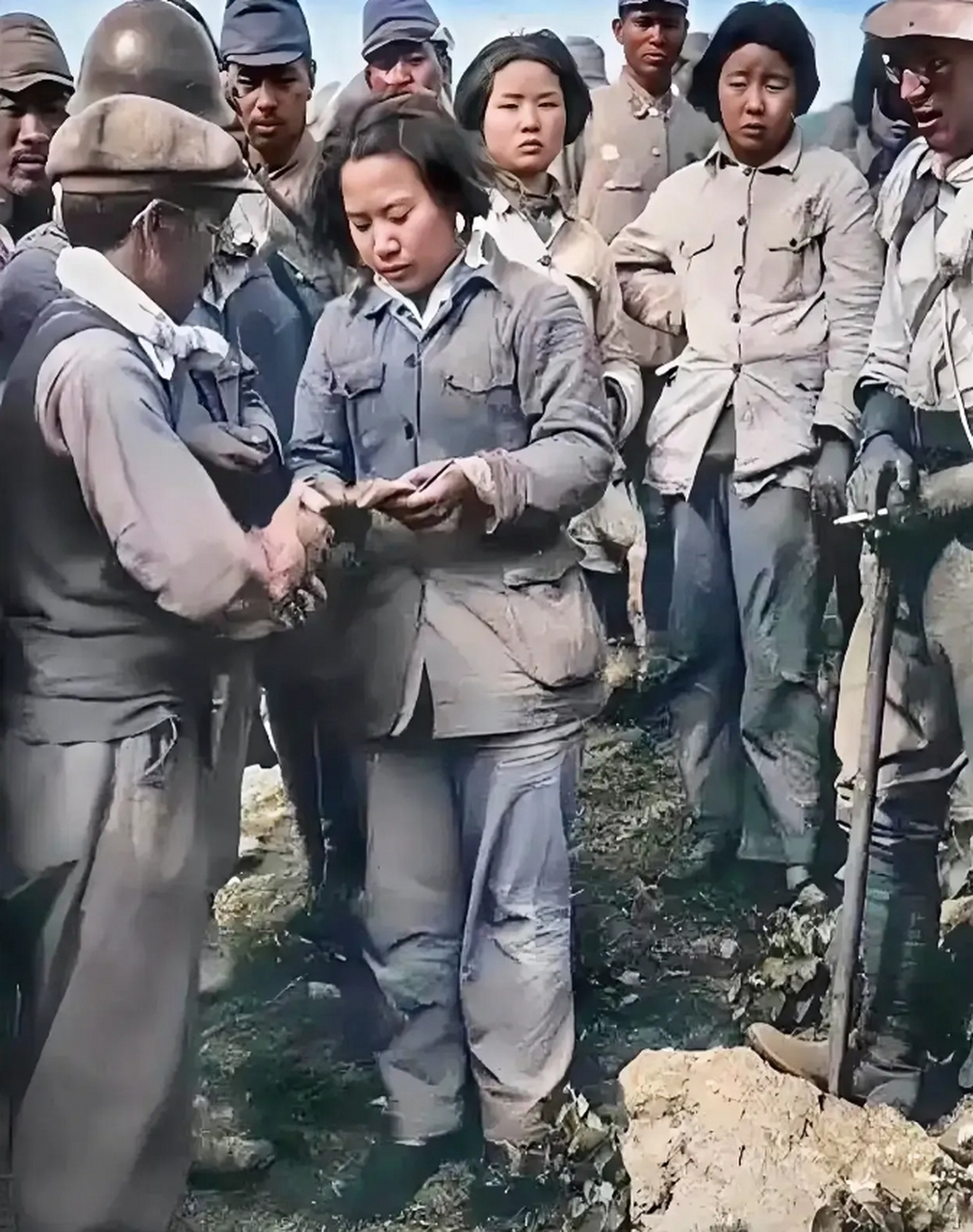 抗战时期,三名不幸被鬼子俘虏的女战士最后留影,她们是部队中默默奉献