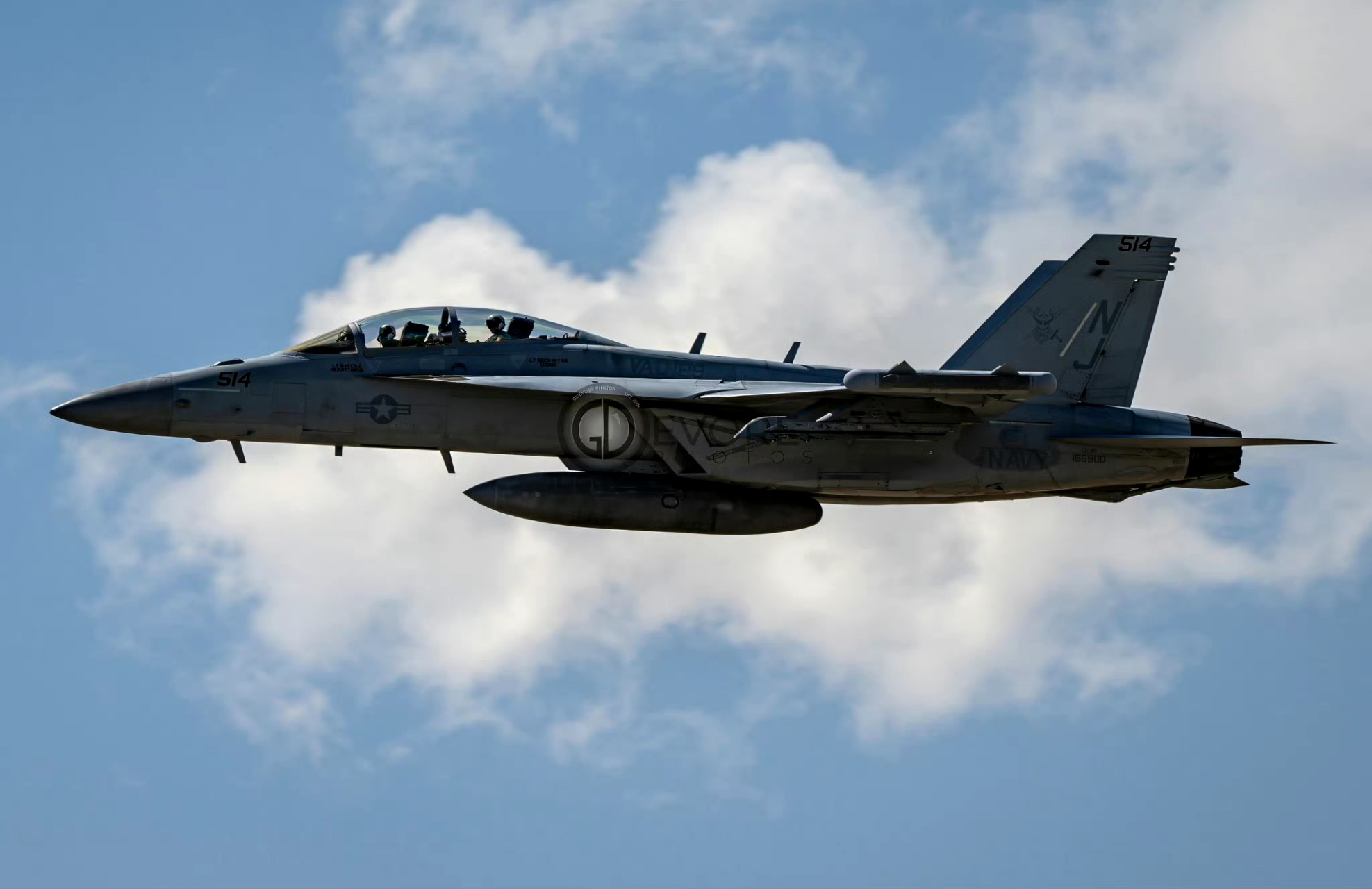 战机欣赏:飞抵科罗拉多泉机场的美国海军ea-18g电子战飞机,该机是在fa