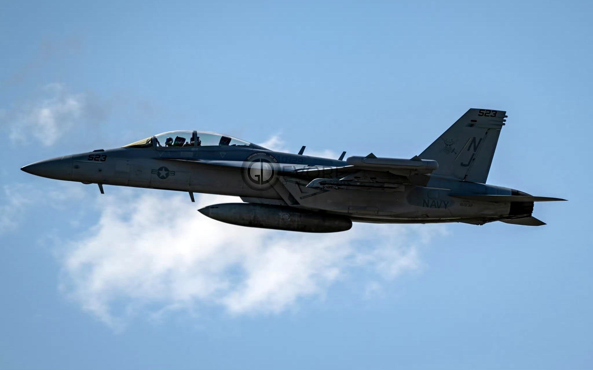 战机欣赏:飞抵科罗拉多泉机场的美国海军ea-18g电子战飞机,该机是在fa