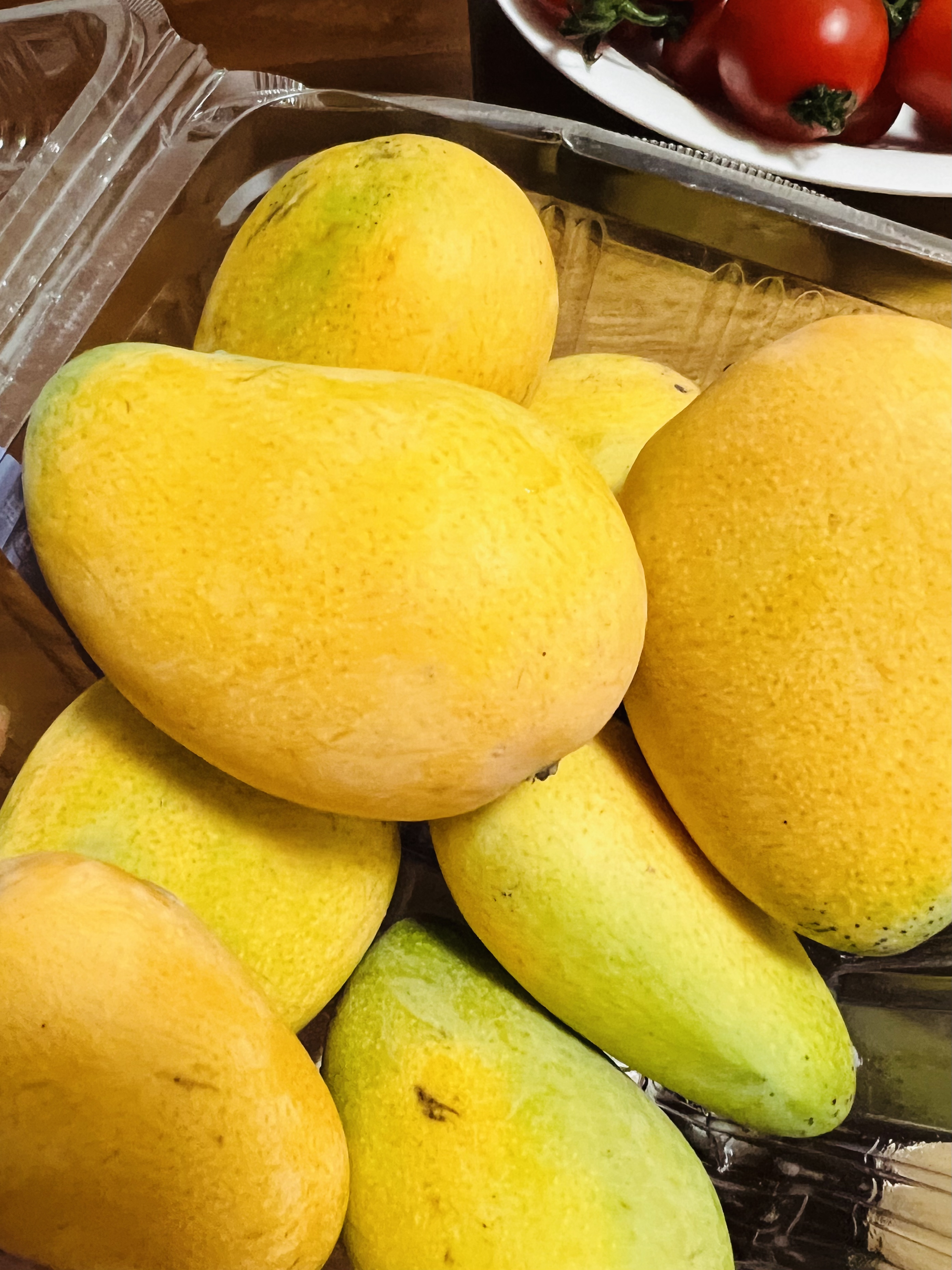 上次买的芒果很甜,这次买的小台芒,个头又大又小,大的果核也大,小的