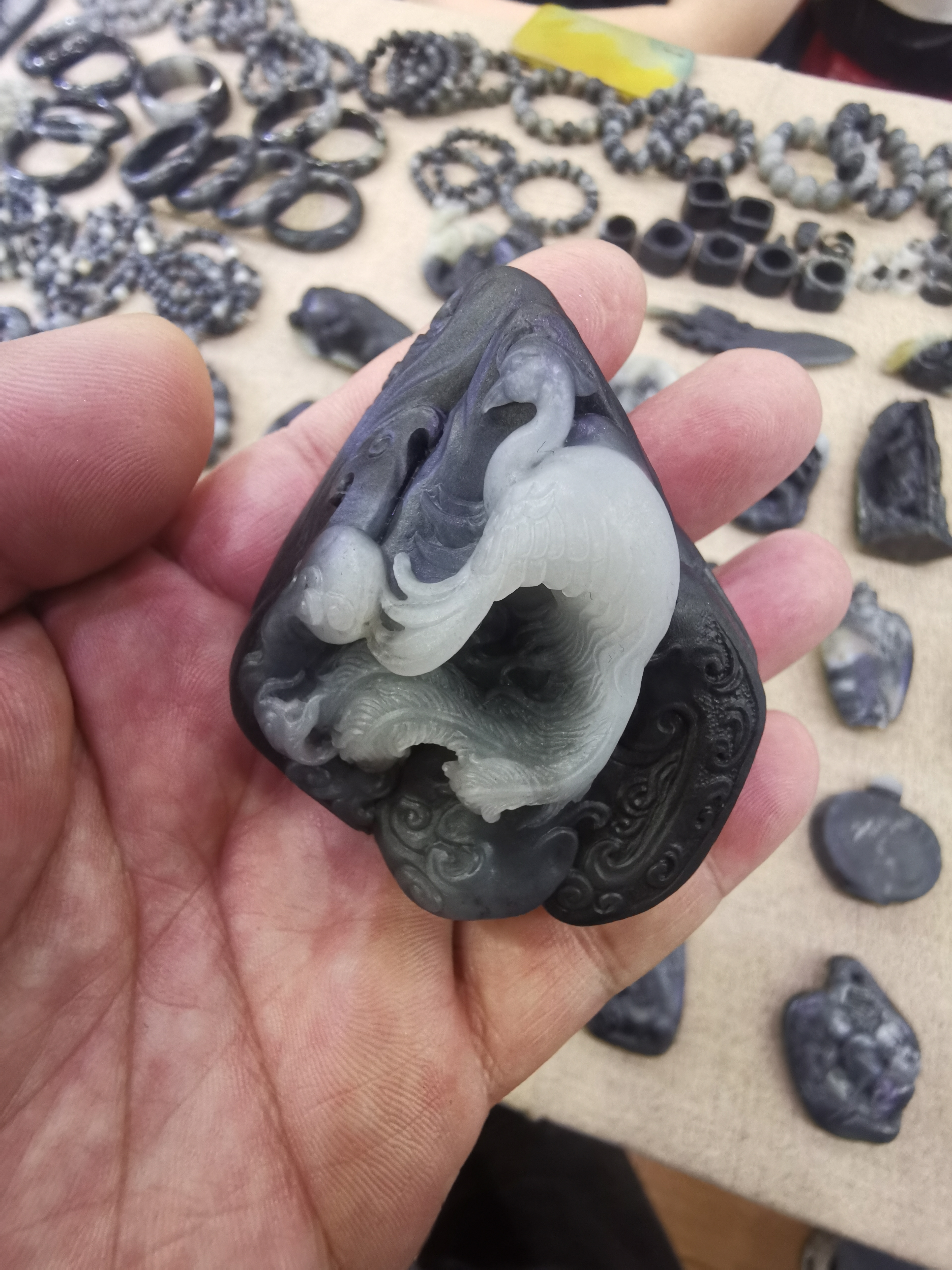 和田玉籽料青花的凤凰图案,精雕细琢,黑白分明,确实是一件不可多得的