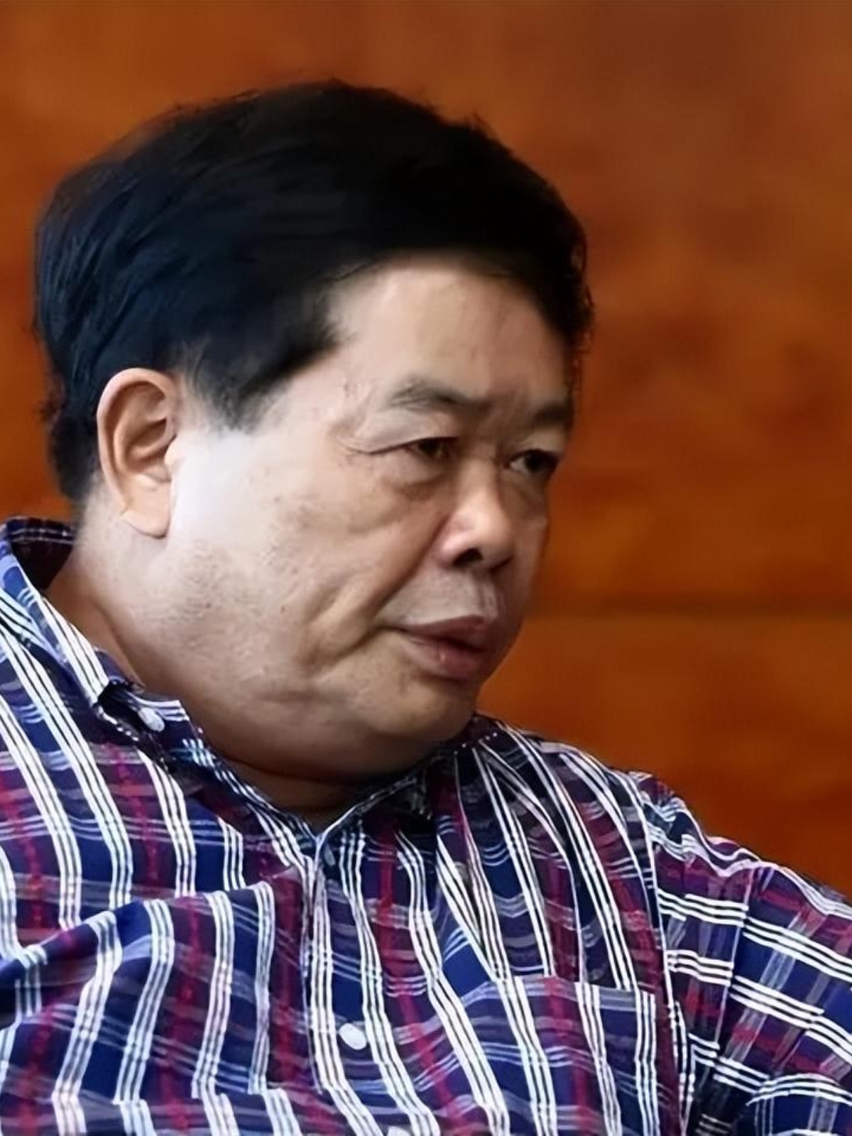 曹德旺凭借不懈努力和敏锐眼光在玻璃行业稳步发展最终成就辉煌