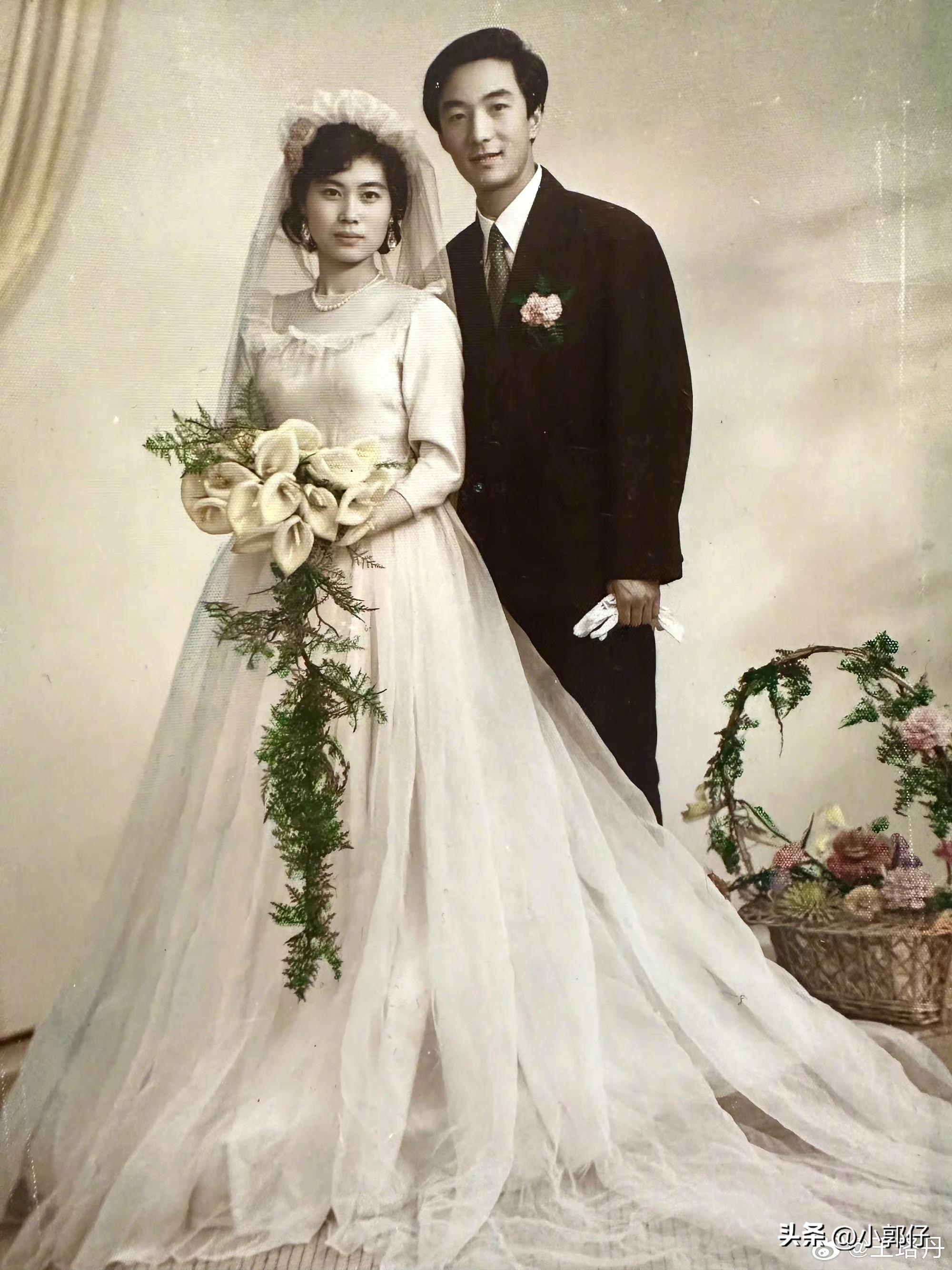 王珞丹婚纱造型好美,在《是女儿是妈妈》里穿了妈妈42年前的婚纱