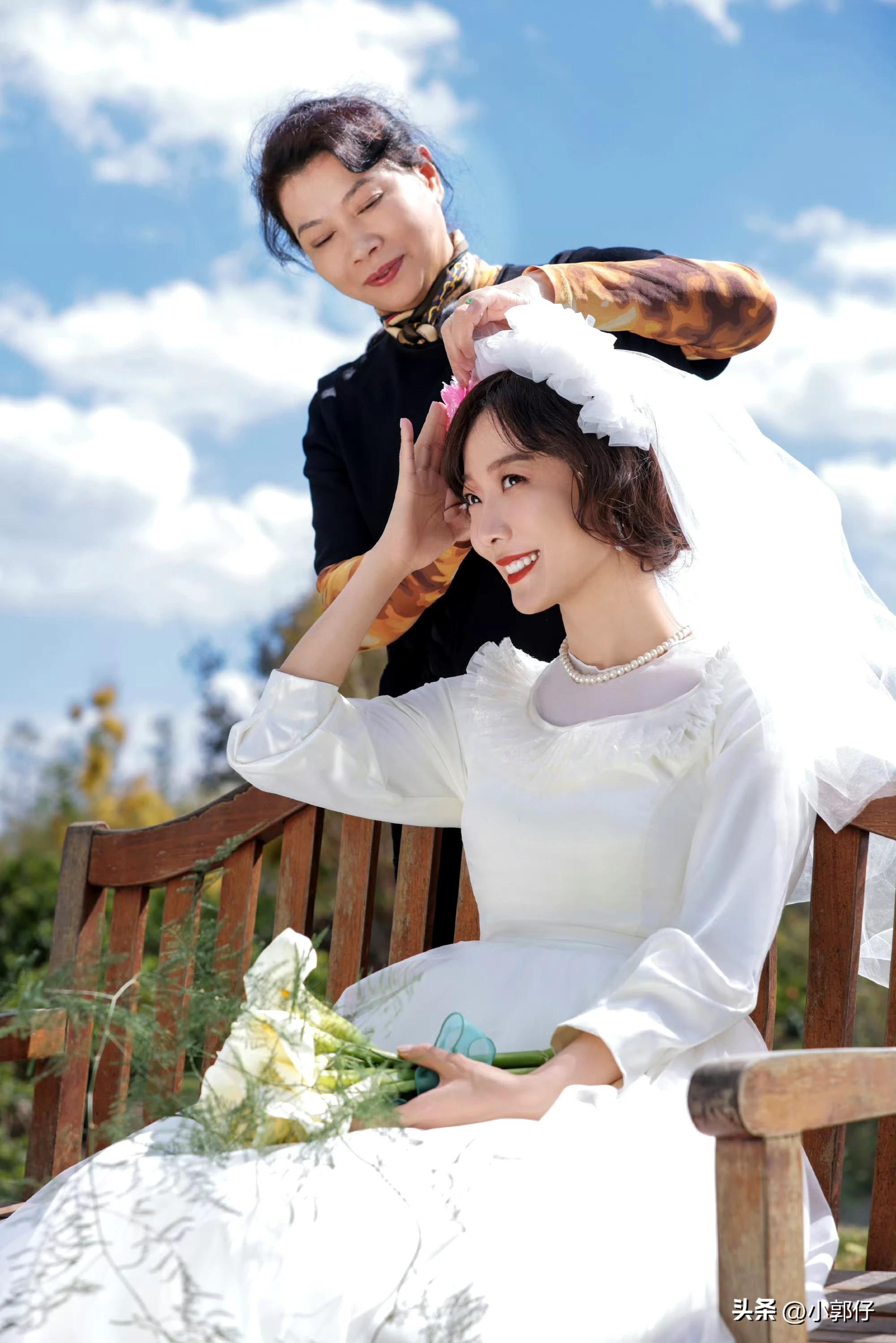 王珞丹婚纱造型好美,在《是女儿是妈妈》里穿了妈妈42年前的婚纱