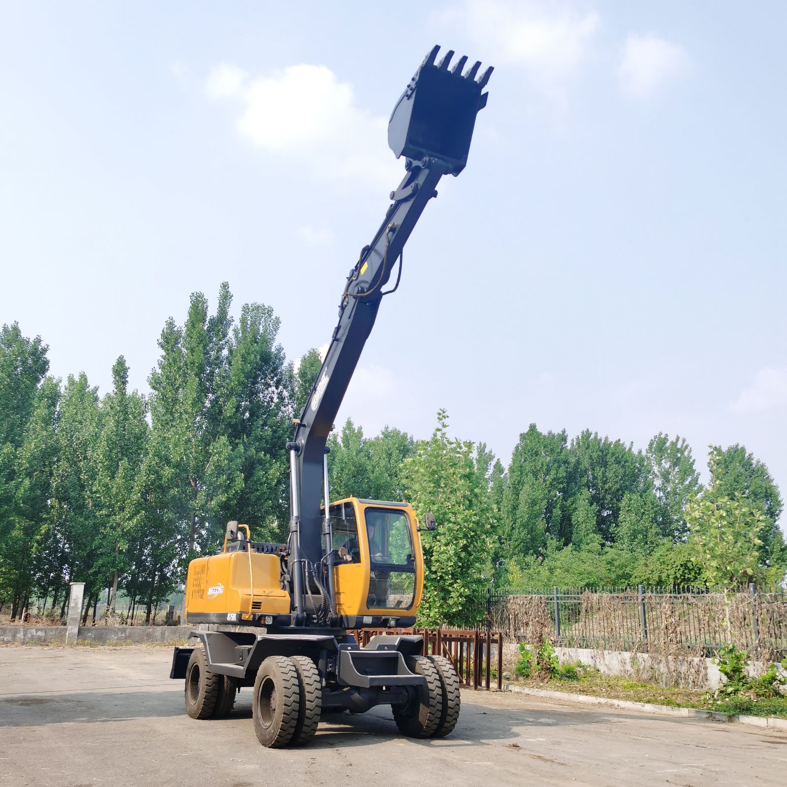 急售鲁宇100 轮式抓木机 夹木机 挖土机 抓垃圾 皮轮挖机 钩机