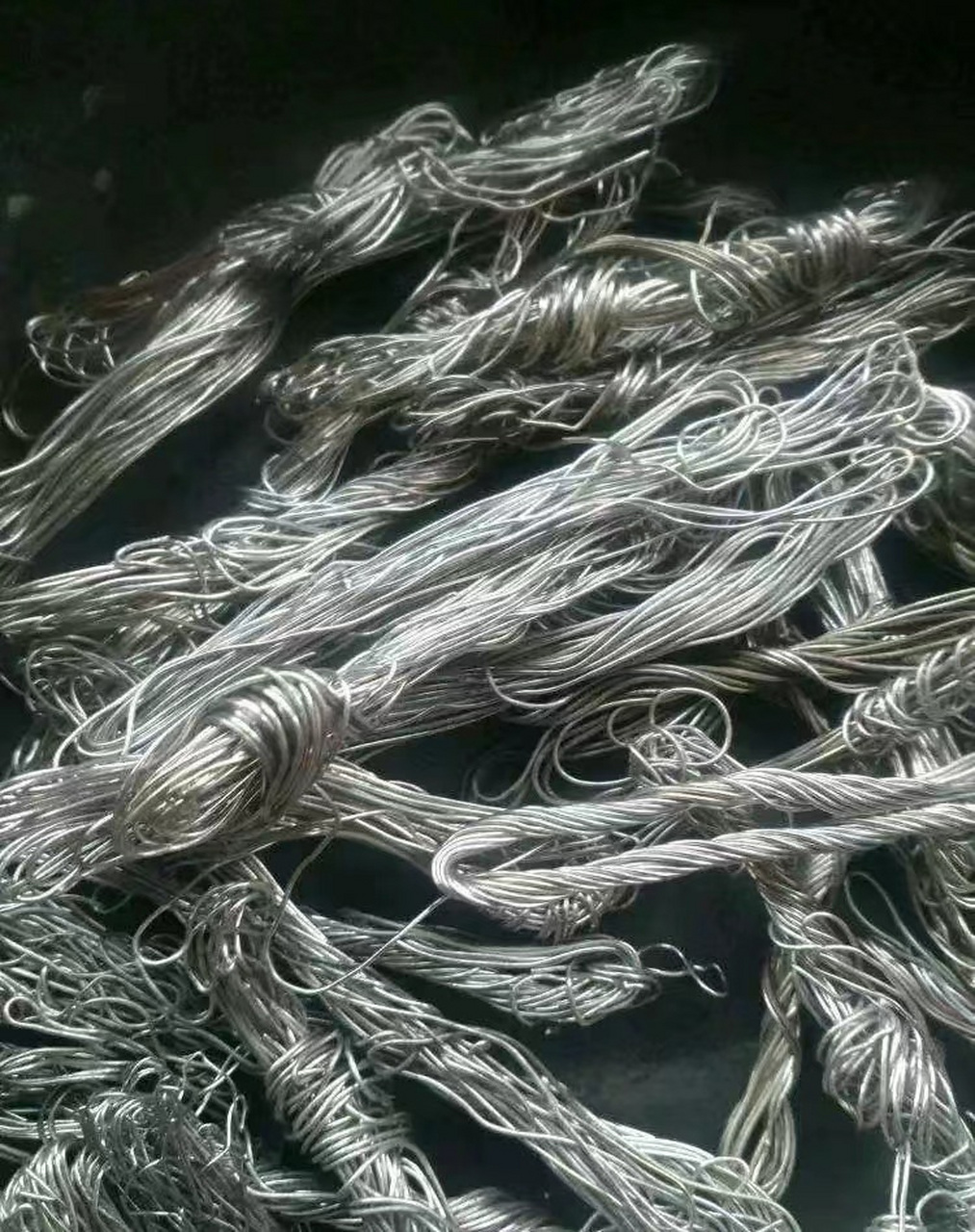 铂铑丝通常为银白色,而黑色金属丝可能含有铌或钽,因表面氧化而呈黑色