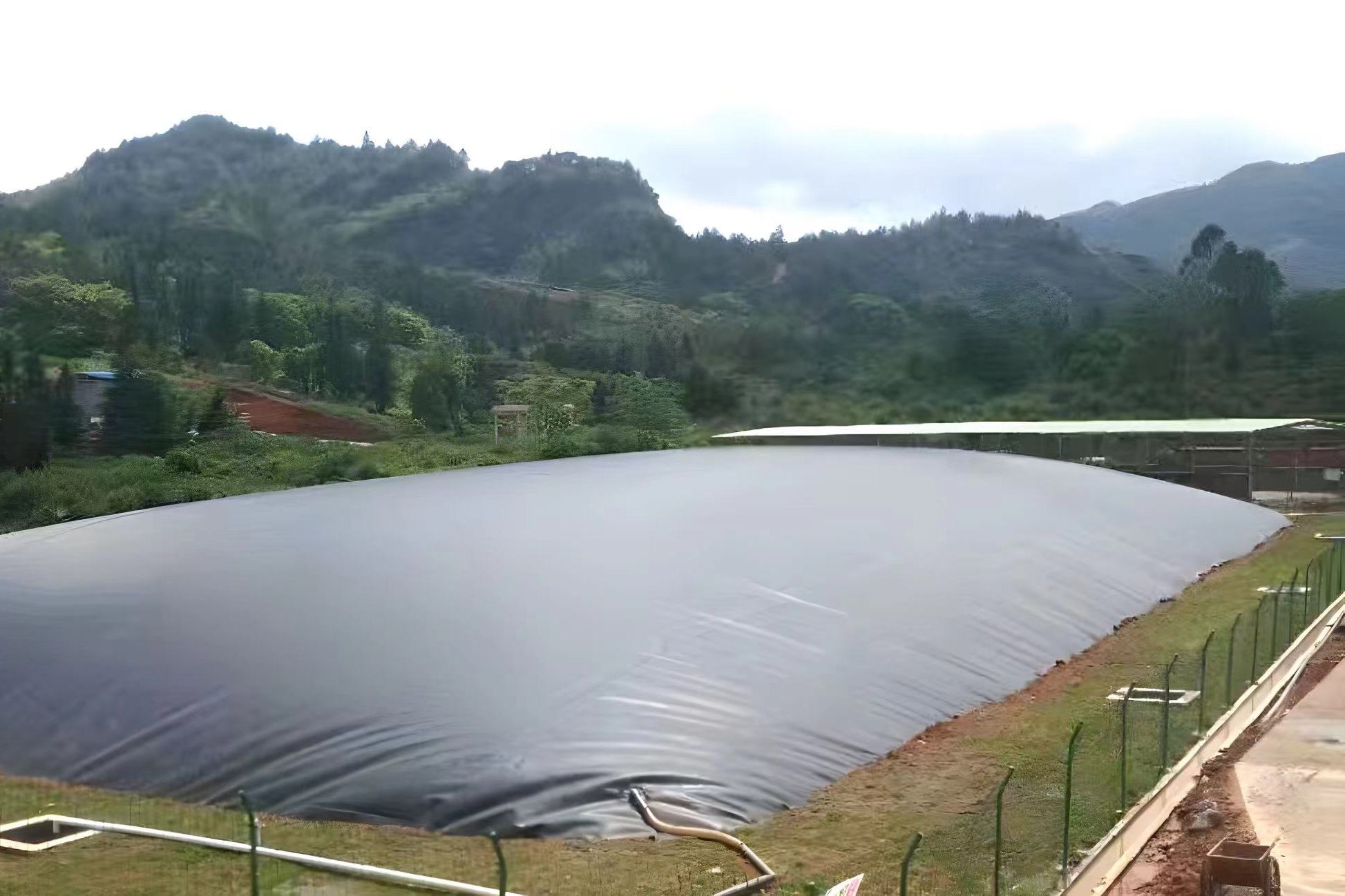 黑膜沼气池利用农业废弃物进行厌氧发酵,产生沼气作为能源,实现废弃物