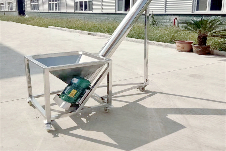 粮食输送设备包括自动装粮食的提升机,玉米电动螺旋上料机和小麦