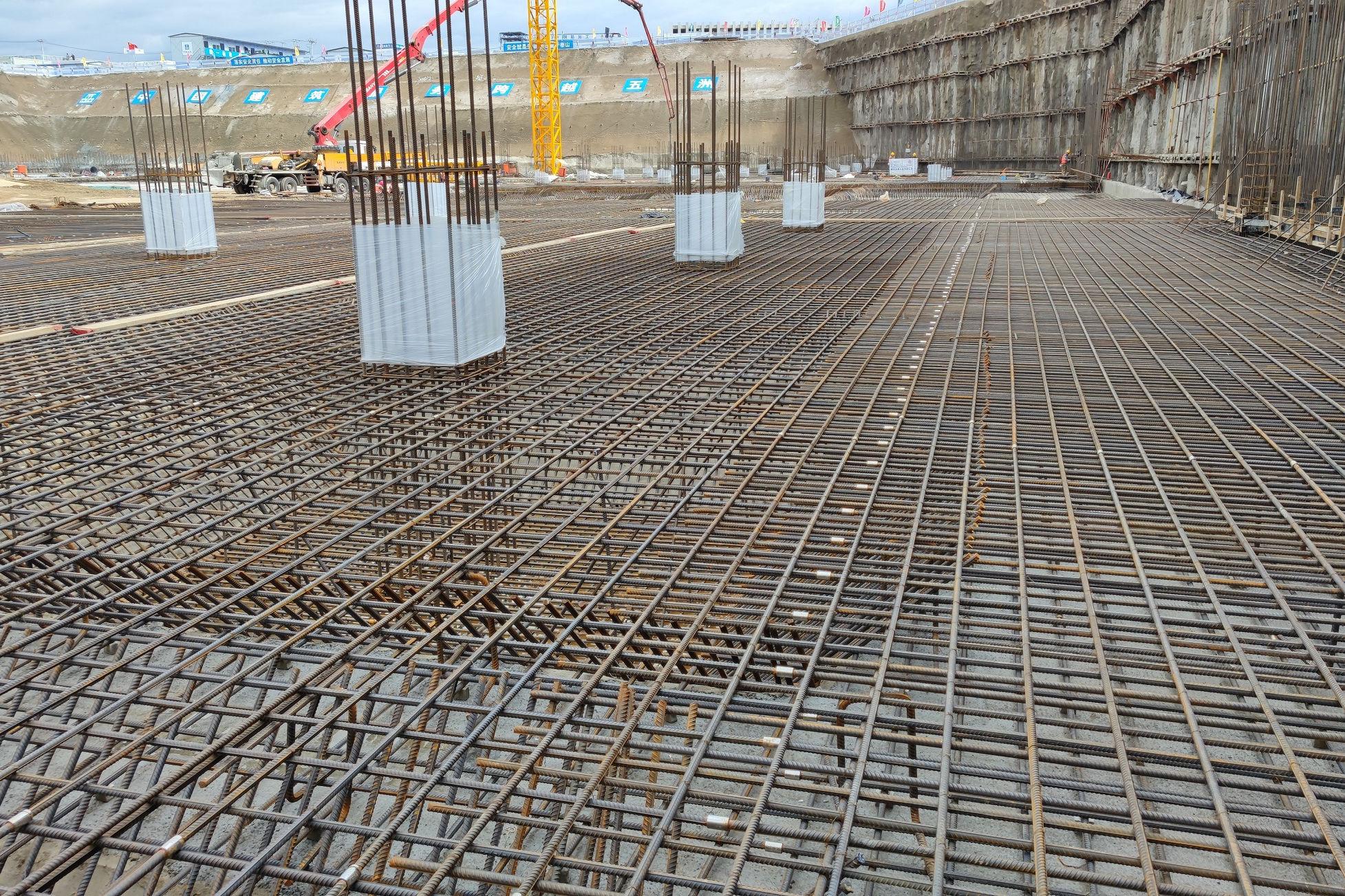 筏形基础和箱形基础是大型结构物的两种常见基础形式,用于承受高层