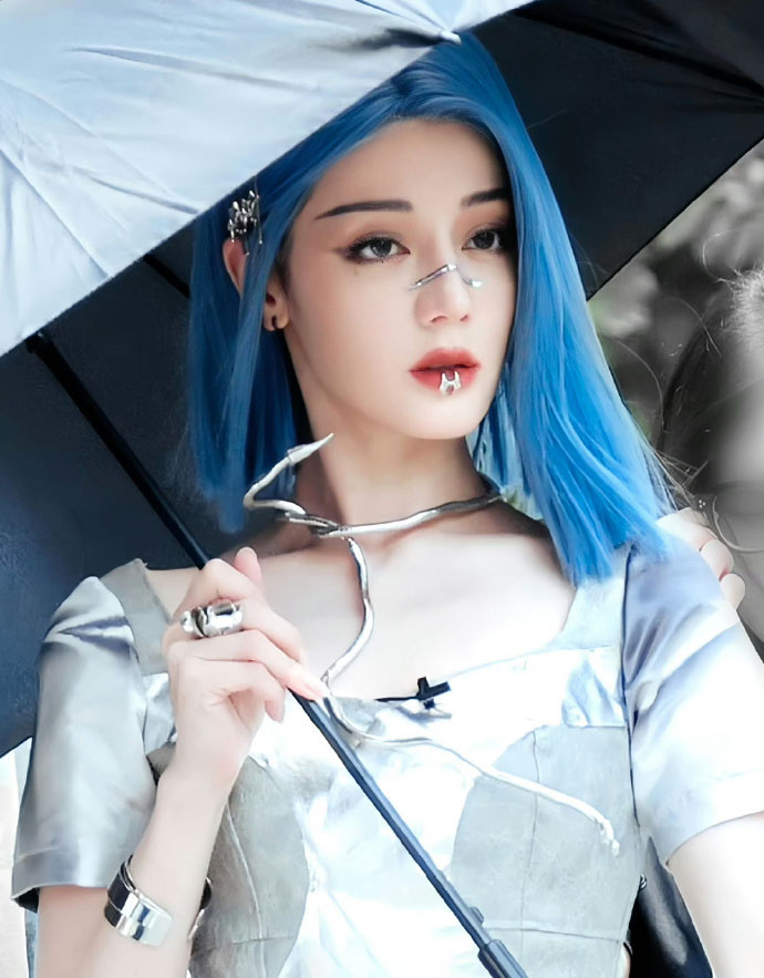 迪丽热巴蓝发机械姬绝美,金属唇钉加银色短裙,科幻女神走进现实
