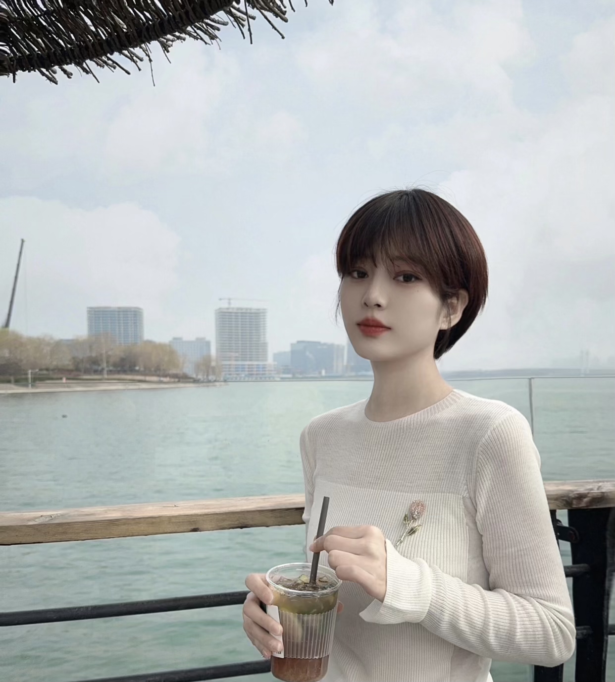 不管什么发型还是考脸蛋吧好的脸蛋配短发真是一绝