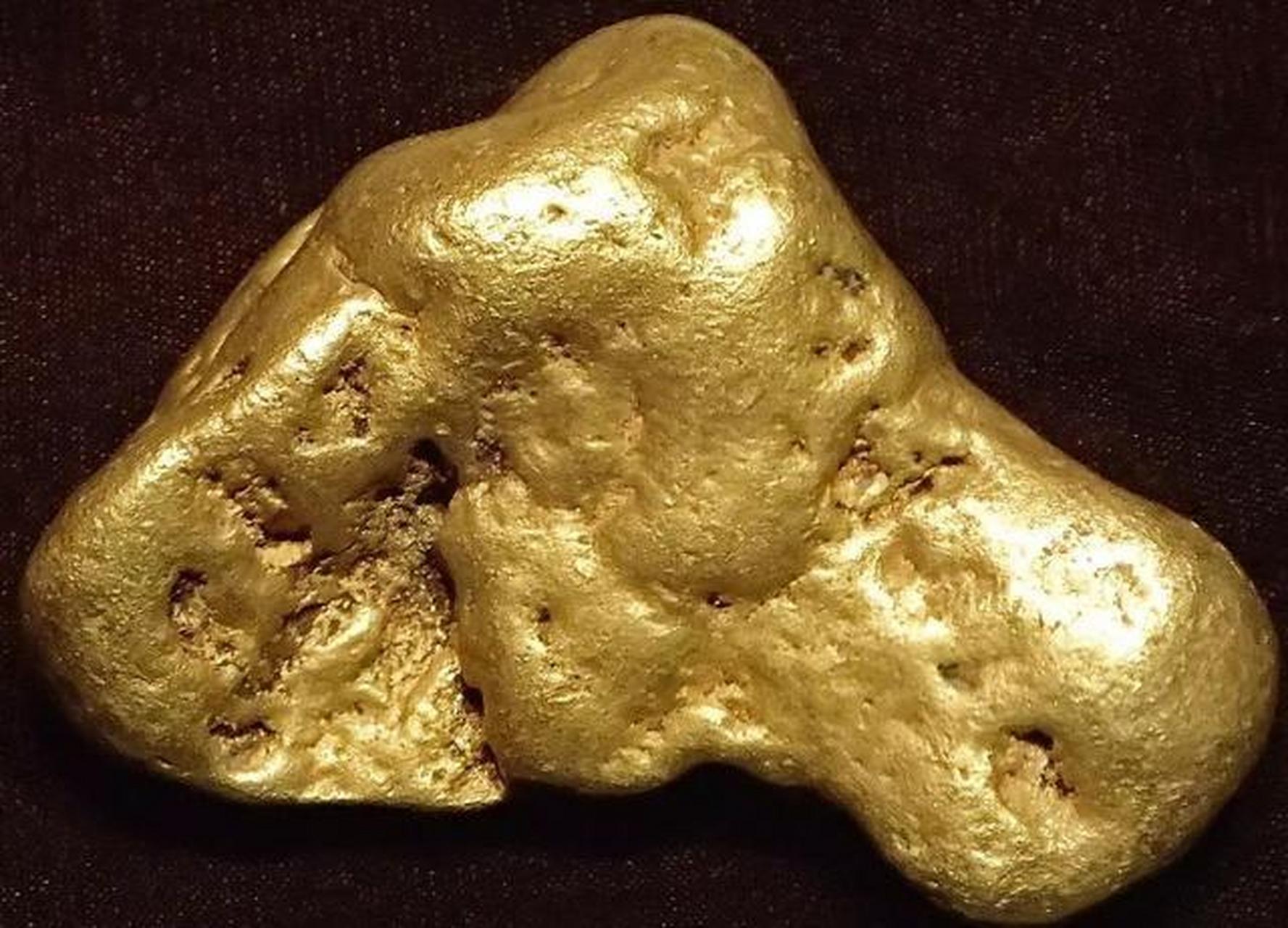 这块是什么石头?河滩里刚捡到的!大家认为它的价值高吗?