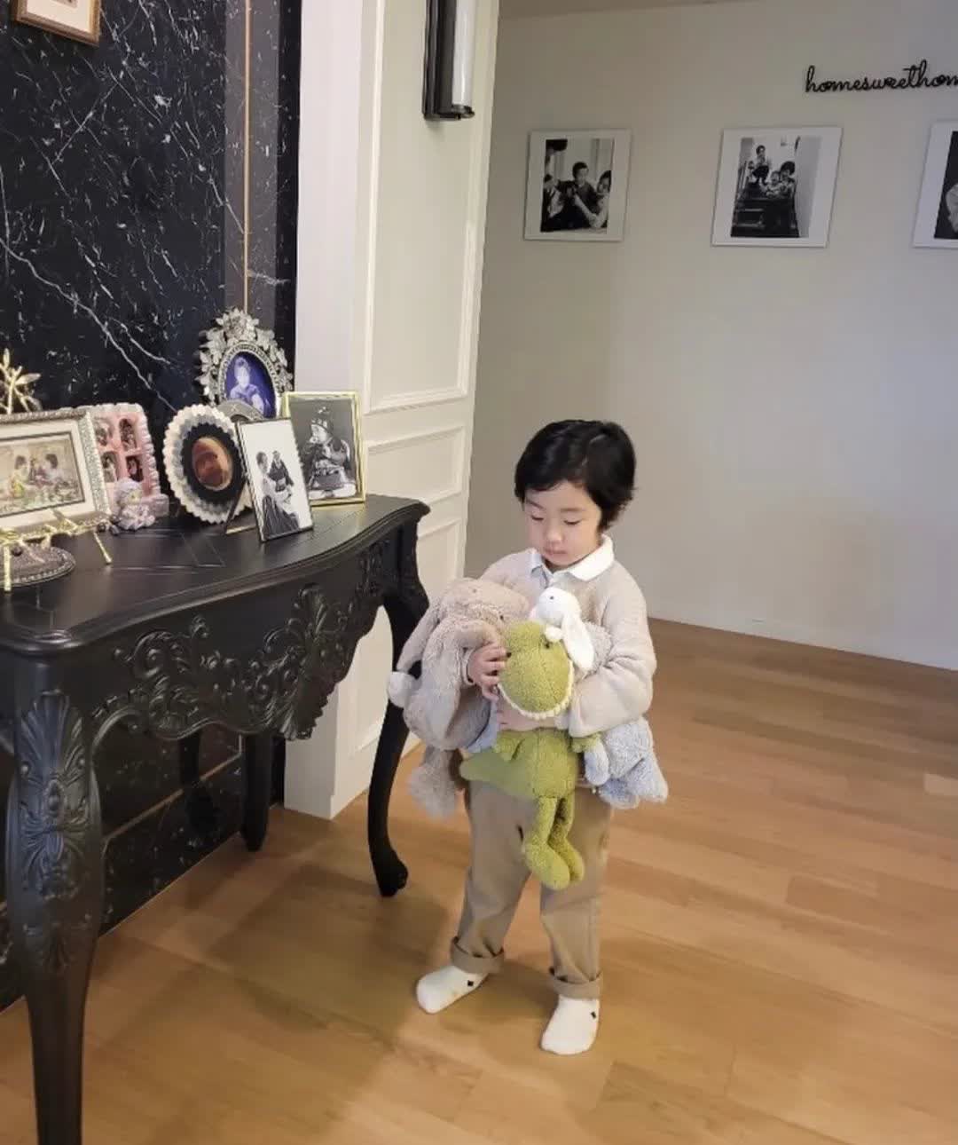 韩国女星蔡琳离异后独自带娃,家里没有奢华装修却有三台冰箱