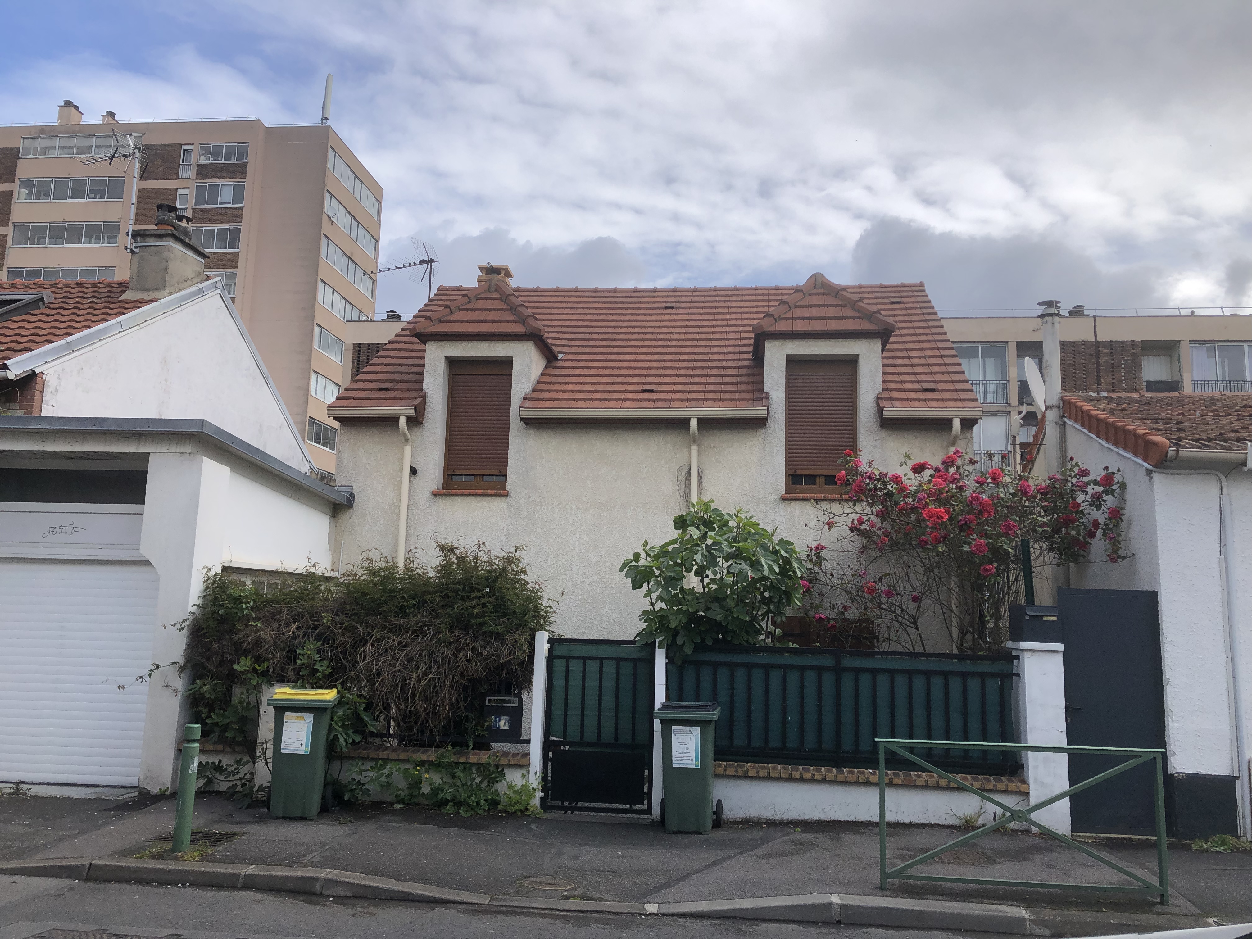 法国巴黎,街头随拍. 街道民居,蓝天白云,加上鲜花点缀便是一幅美图!