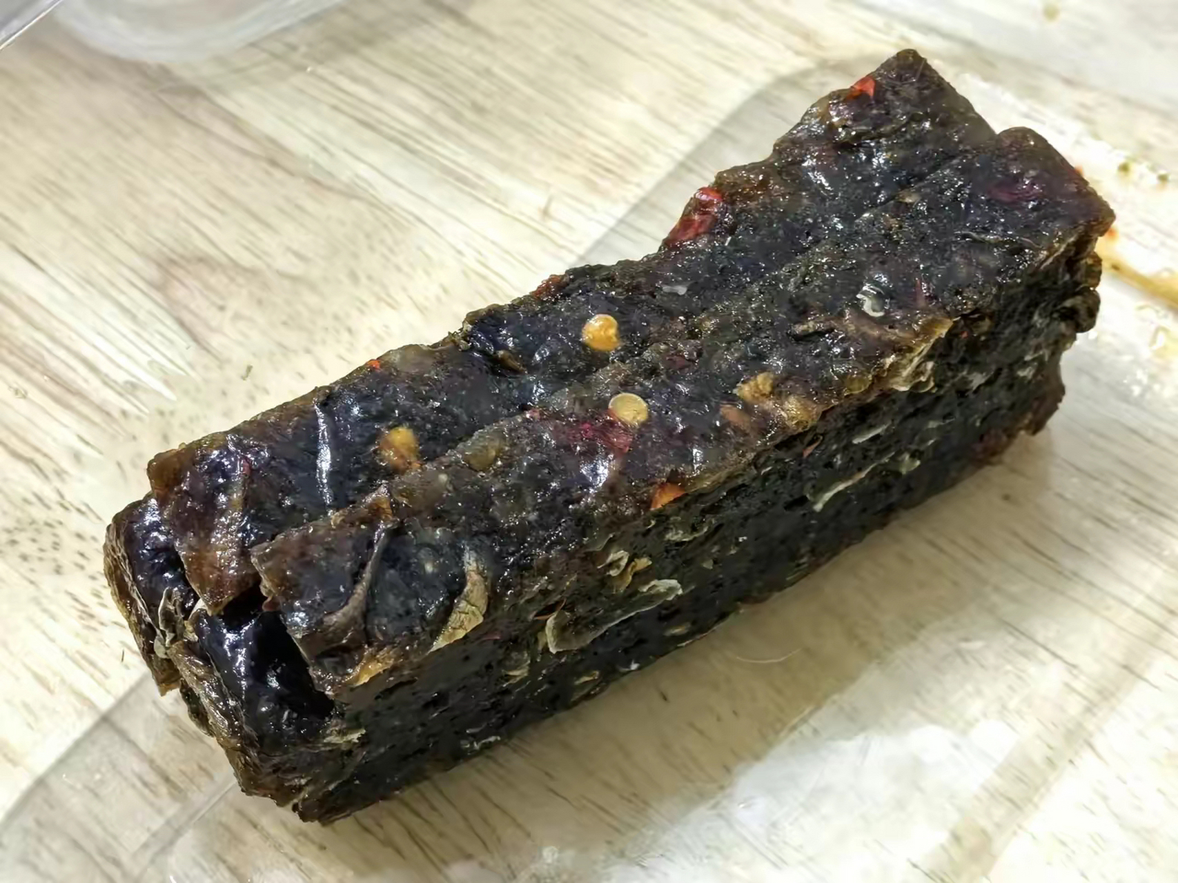 在江西景德镇买的,说是地方特色,叫辣椒粑,我以为就是普通手工做的