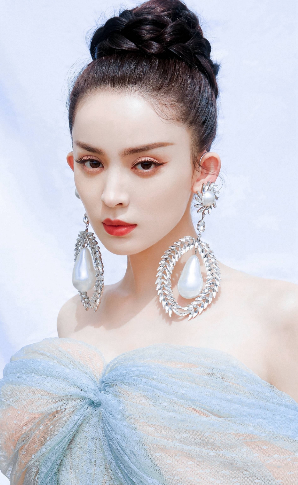 娜扎在前面跳 保镖在后面笑# 古力娜扎在公众场合跳新疆舞,引来全场