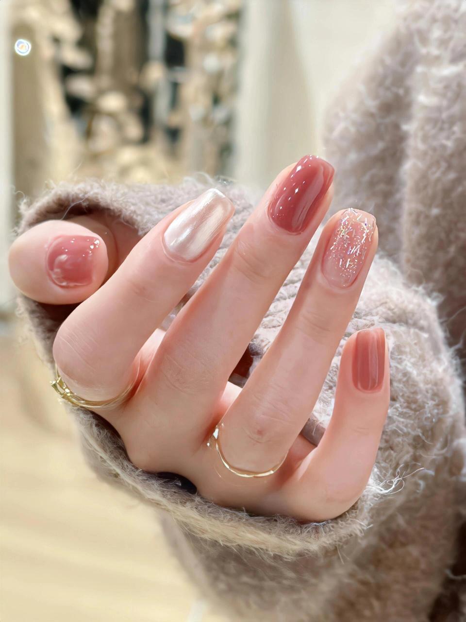 心动讯号93纯欲清新冰透裸粉色指甲油搭配   光才是一切氛围感的