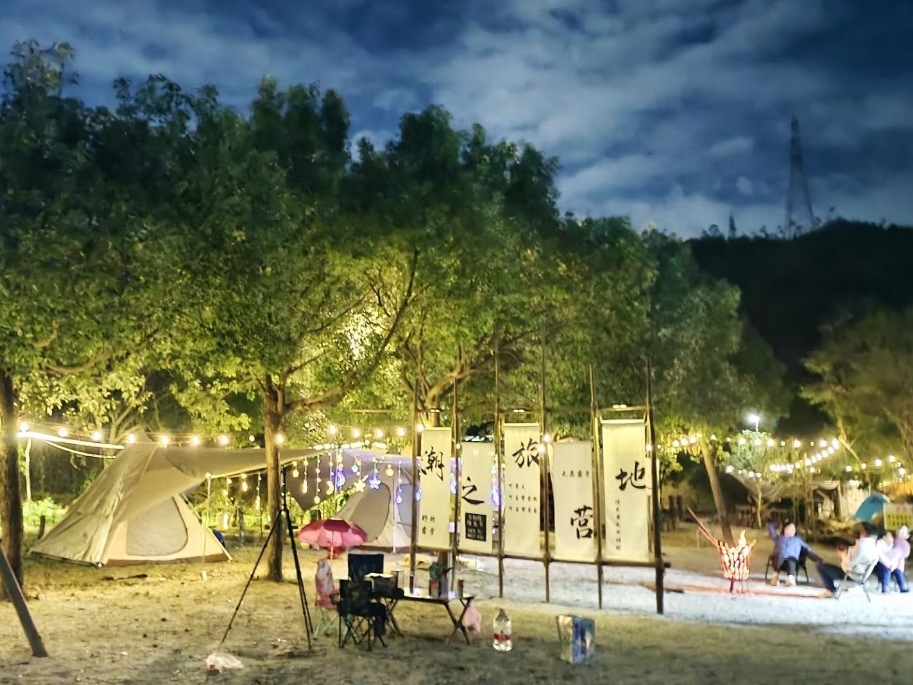 自然环境:莲花山露营基地位于澄海最高峰-莲花山星辉绿道路口,周围