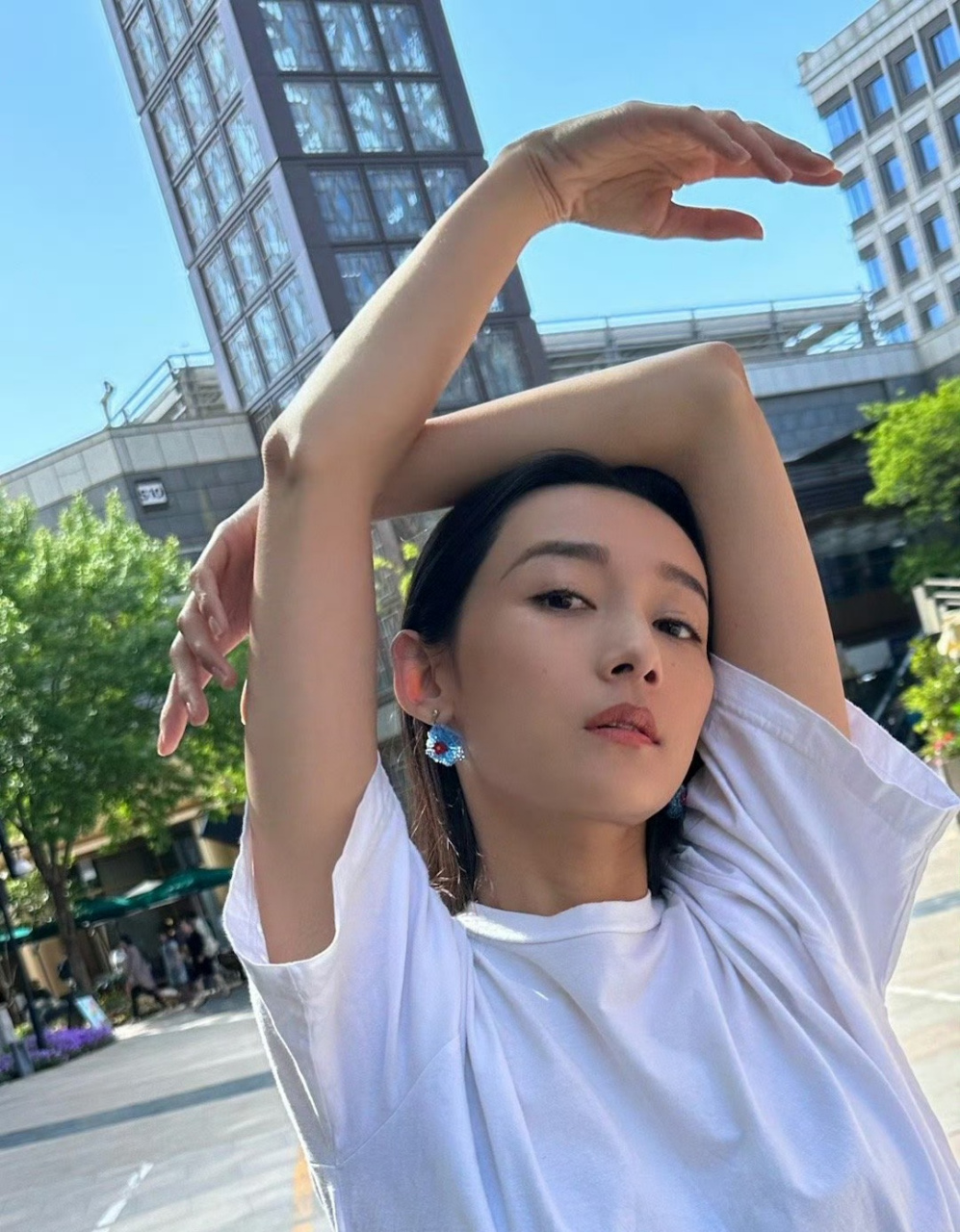 李若宁,穿个衬衫和短袖都好看!