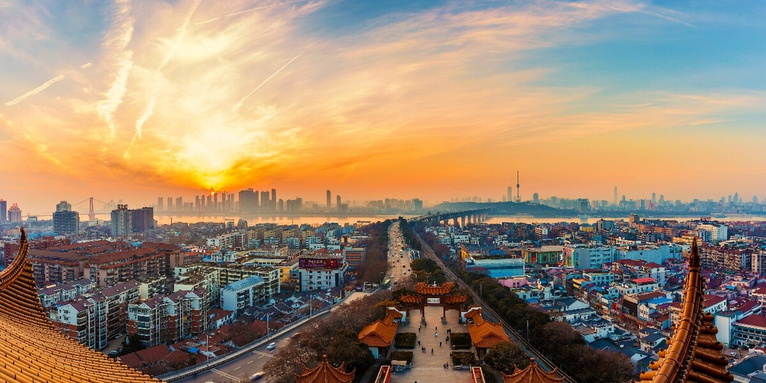 武汉,历史与现代交织的城市,拥有黄鹤楼等古迹和东湖等自然风光.