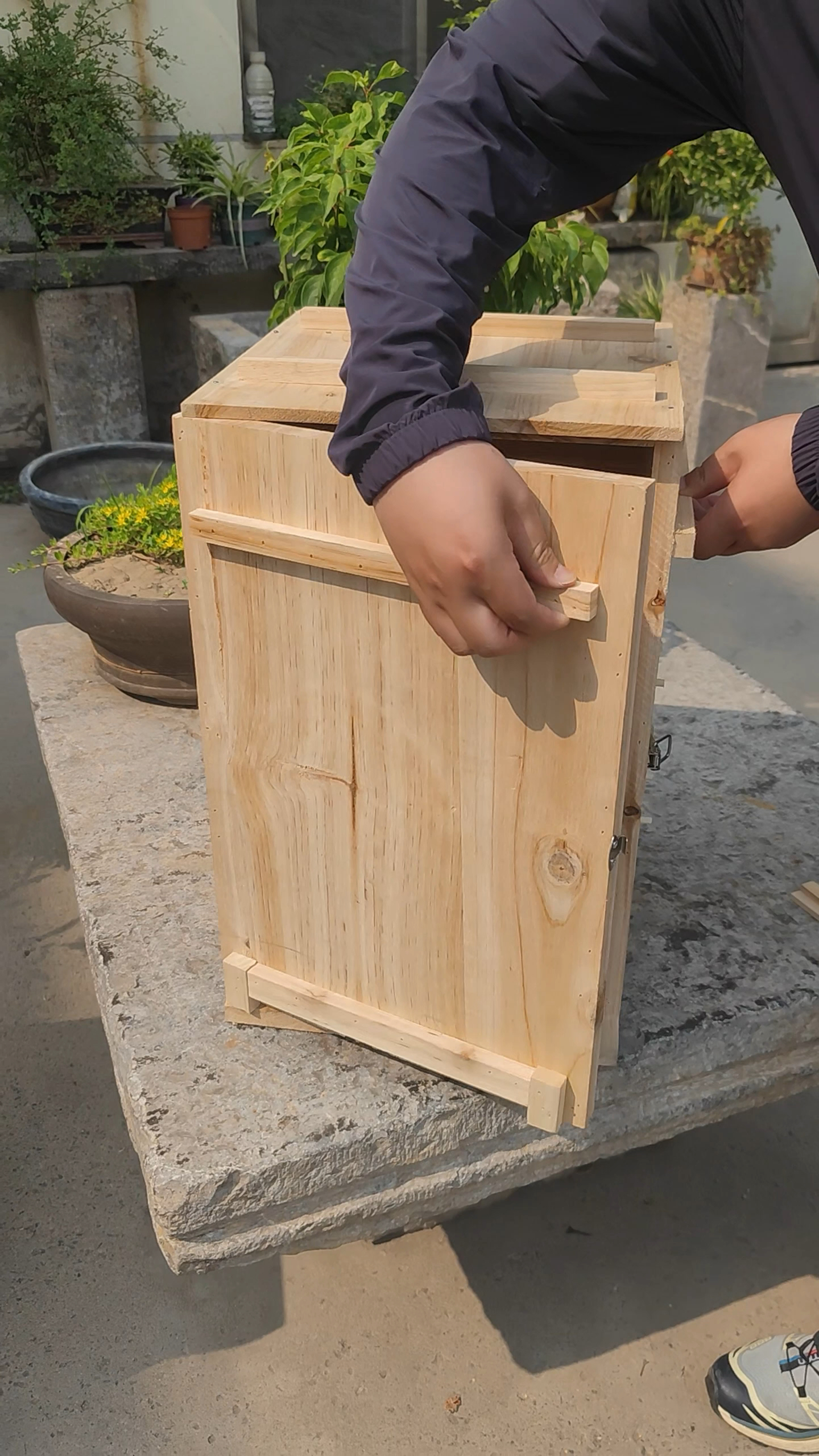 这款立式土养中蜂箱前开门,内部空间增大,采蜜和造脾速度更快!