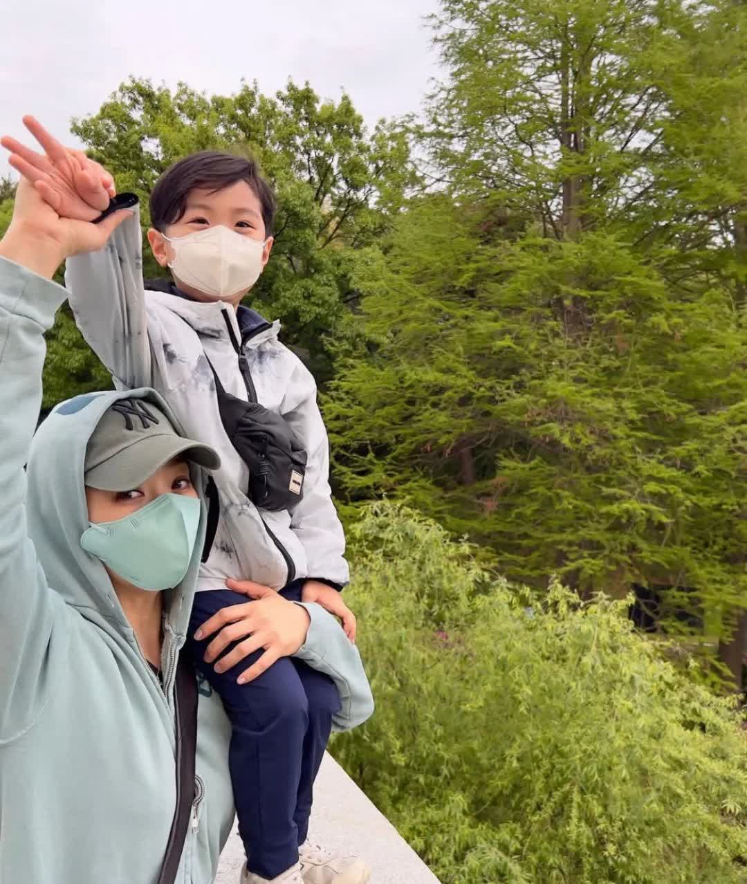 韩国女星蔡琳离异后独自带娃,家里没有奢华装修却有三台冰箱