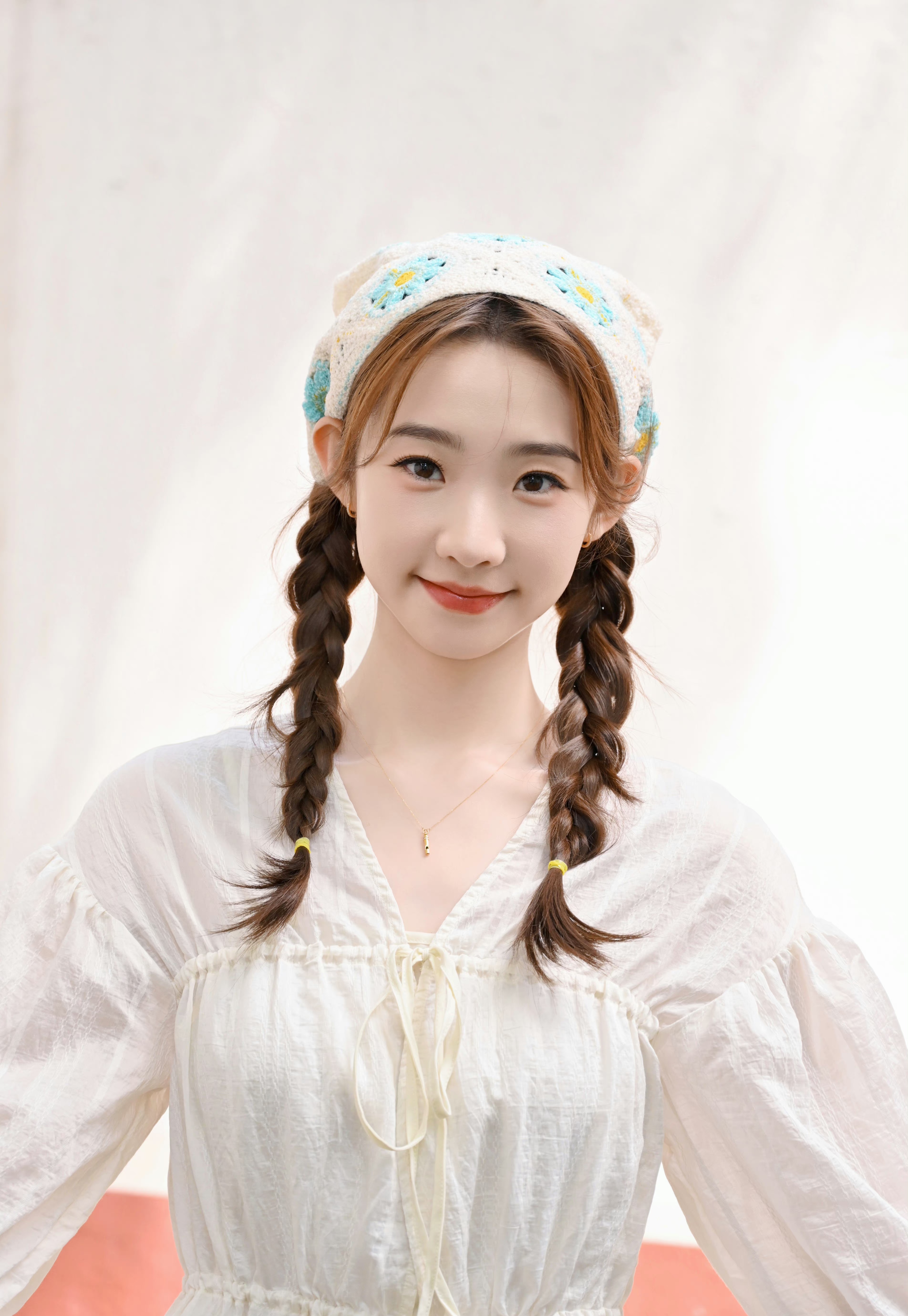 张艺凡,白色连衣裙,扎两个麻花辫,清纯可爱!