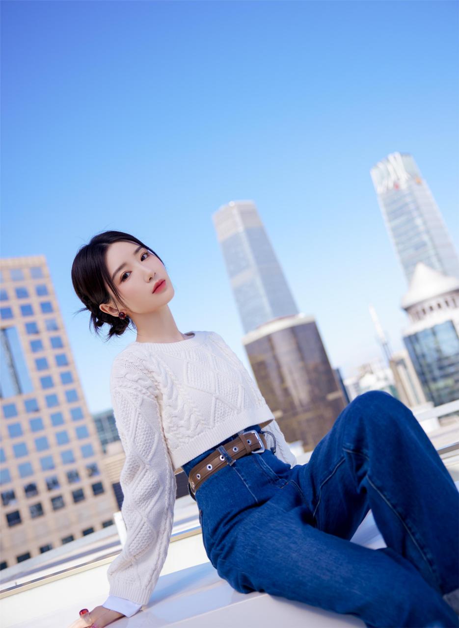 毛晓彤好漂亮,白色上衣搭配牛仔裤,简单时尚,又美又青春!