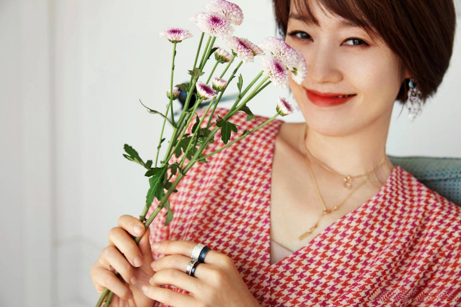 马伊琍穿搭示范,千鸟格连衣裙 白色短靴,甜美温柔又减龄