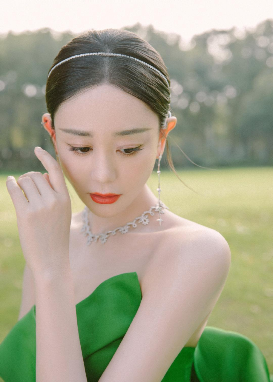 36岁海陆这身材火辣,穿抹胸绿裙曲线饱满