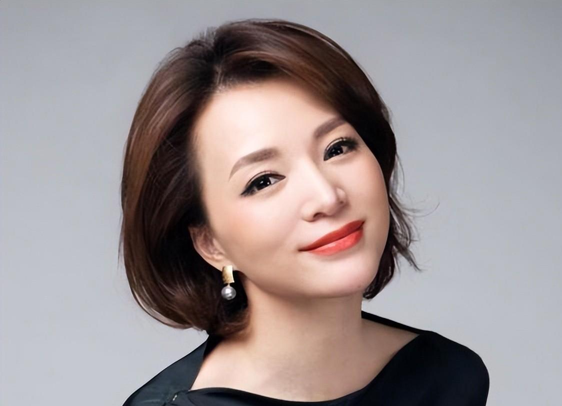 事实证明,"消失"的"央视一姐"董卿,已经走上另一条大道