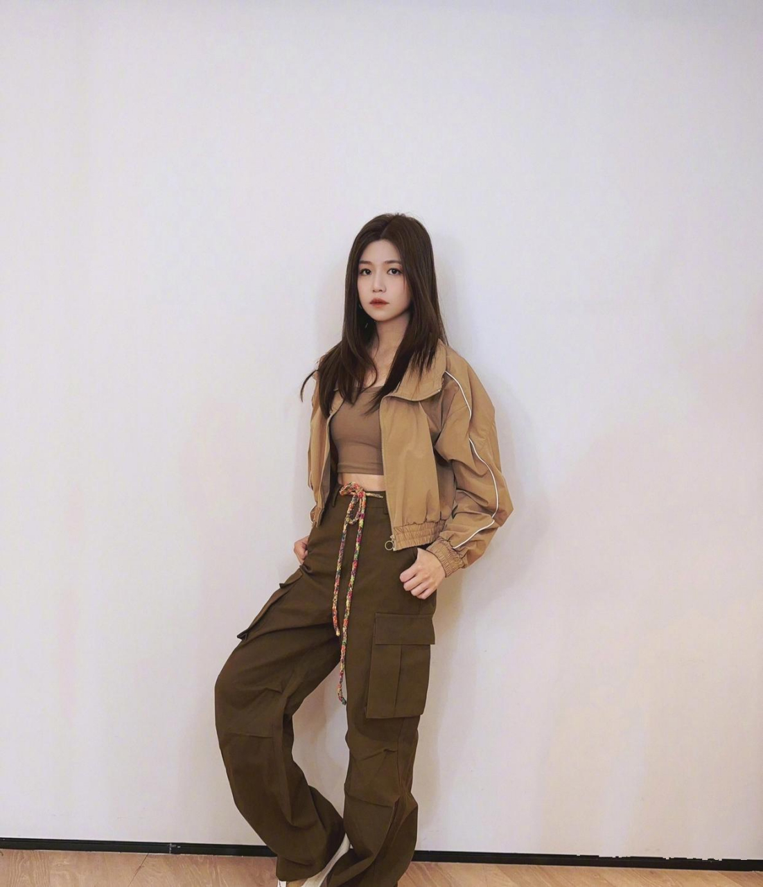 陈妍希一身休闲穿搭,又美又酷