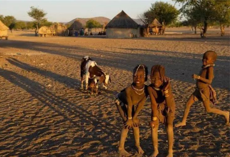 回顾非洲部落红泥族:"赤裸"为美,女人从不洗澡,男人寿命很短