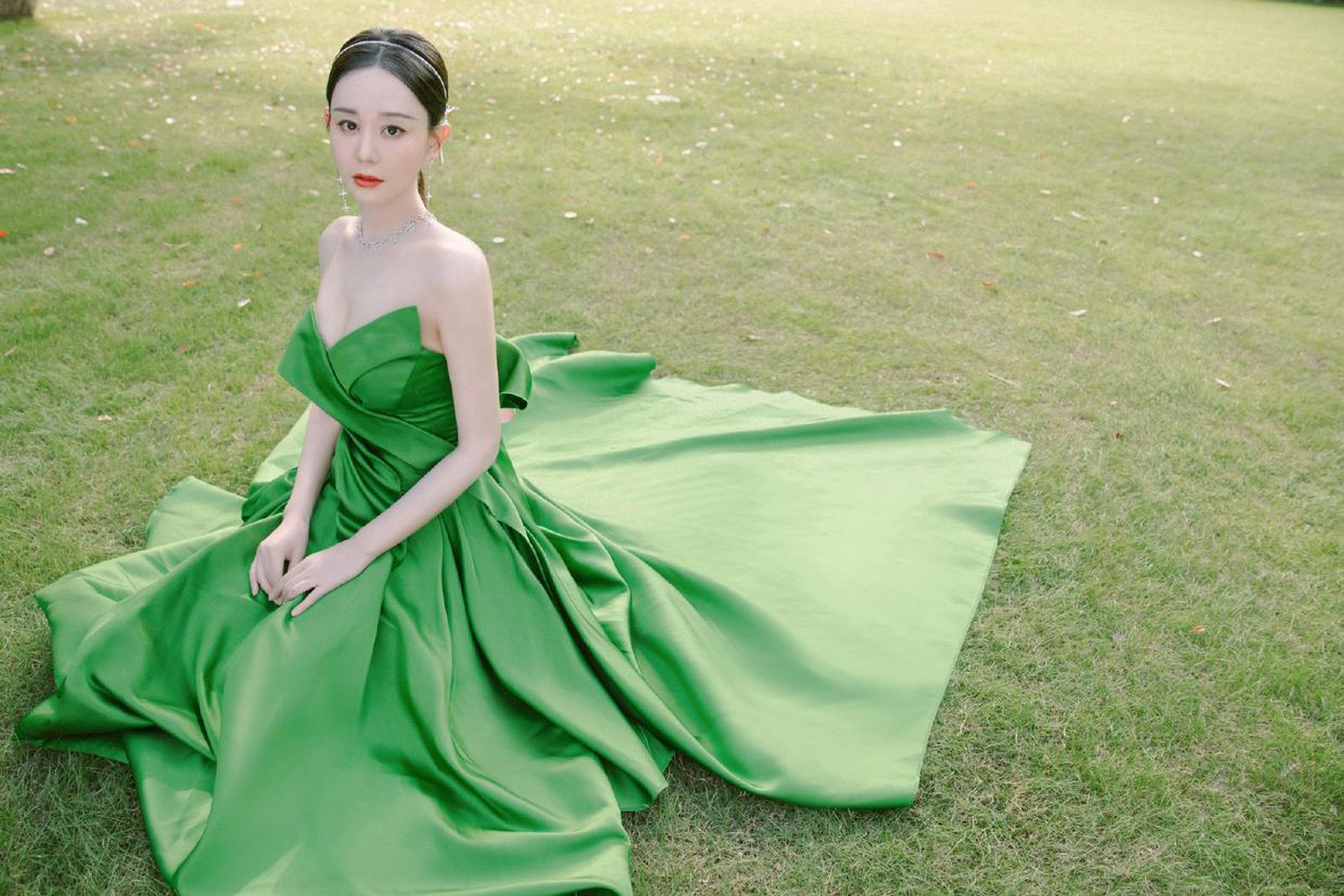 36岁海陆这身材火辣,穿抹胸绿裙曲线饱满